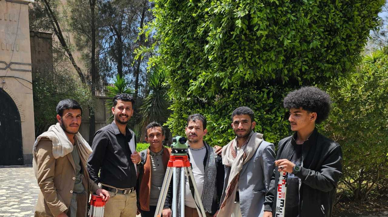 مجموعة من طلاب الهندسة المدنية بجامعة الناصر مع الكادر الأكاديمي خلال التطبيقات العملية