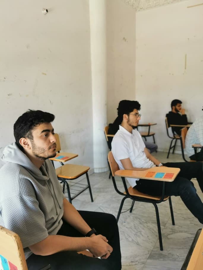 اجتماع نائب عميد كلية الهندسة وعلوم الحاسوب بجامعة الناصر أ.د. محمد الجودة مع الطلبة الخريجين لمناقشة مشاريع التخرج في تخصصات الأمن السيبراني وعلوم البيانات والذكاء الاصطناعي.