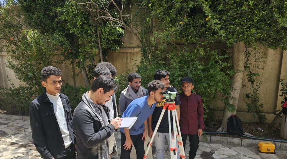 مجموعة من طلاب الهندسة المدنية بجامعة الناصر مع الكادر الأكاديمي خلال التطبيقات العملية