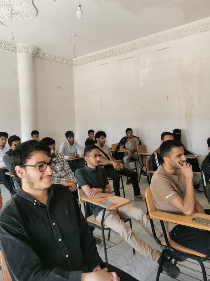 اجتماع نائب عميد كلية الهندسة وعلوم الحاسوب بجامعة الناصر أ.د. محمد الجودة مع الطلبة الخريجين لمناقشة مشاريع التخرج في تخصصات الأمن السيبراني وعلوم البيانات والذكاء الاصطناعي.