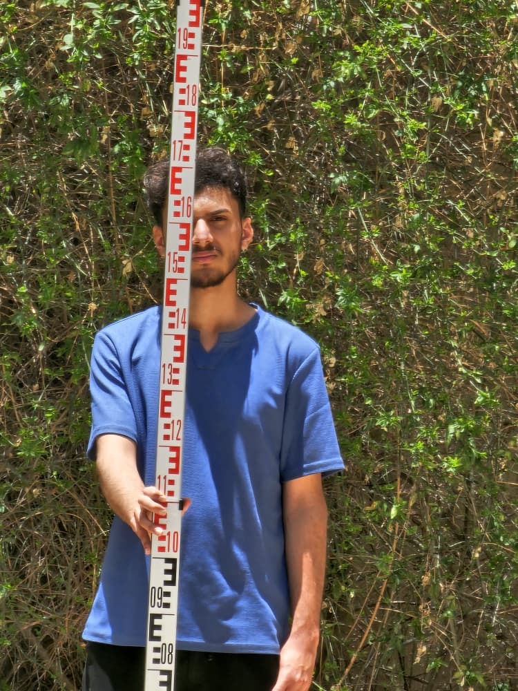 طلاب الهندسة المدنية بجامعة الناصر يطبقون عملياً مقرر المساحة (1) في الميدان