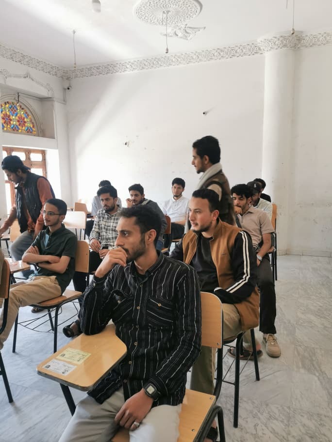 اجتماع نائب عميد كلية الهندسة وعلوم الحاسوب بجامعة الناصر أ.د. محمد الجودة مع الطلبة الخريجين لمناقشة مشاريع التخرج في تخصصات الأمن السيبراني وعلوم البيانات والذكاء الاصطناعي.