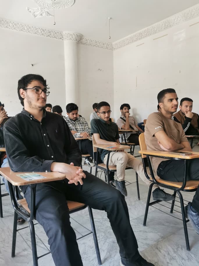 اجتماع نائب عميد كلية الهندسة وعلوم الحاسوب بجامعة الناصر أ.د. محمد الجودة مع الطلبة الخريجين لمناقشة مشاريع التخرج في تخصصات الأمن السيبراني وعلوم البيانات والذكاء الاصطناعي.