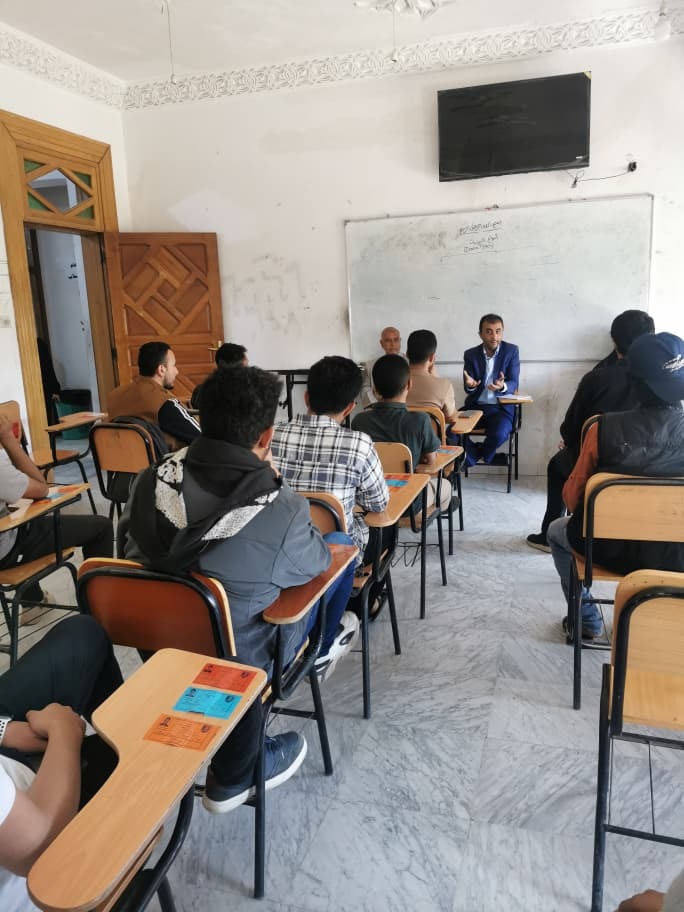 اجتماع نائب عميد كلية الهندسة وعلوم الحاسوب بجامعة الناصر أ.د. محمد الجودة مع الطلبة الخريجين لمناقشة مشاريع التخرج في تخصصات الأمن السيبراني وعلوم البيانات والذكاء الاصطناعي.