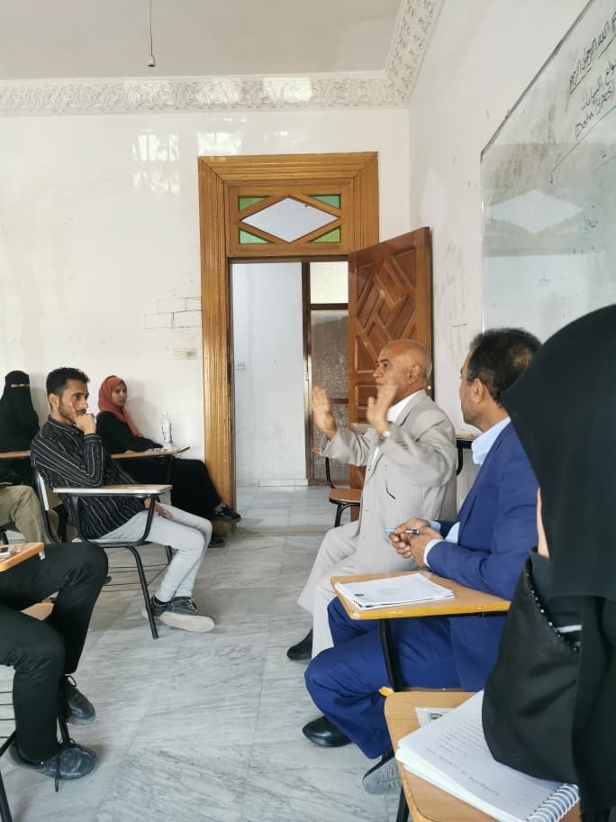 اجتماع نائب عميد كلية الهندسة وعلوم الحاسوب بجامعة الناصر أ.د. محمد الجودة مع الطلبة الخريجين لمناقشة مشاريع التخرج في تخصصات الأمن السيبراني وعلوم البيانات والذكاء الاصطناعي.