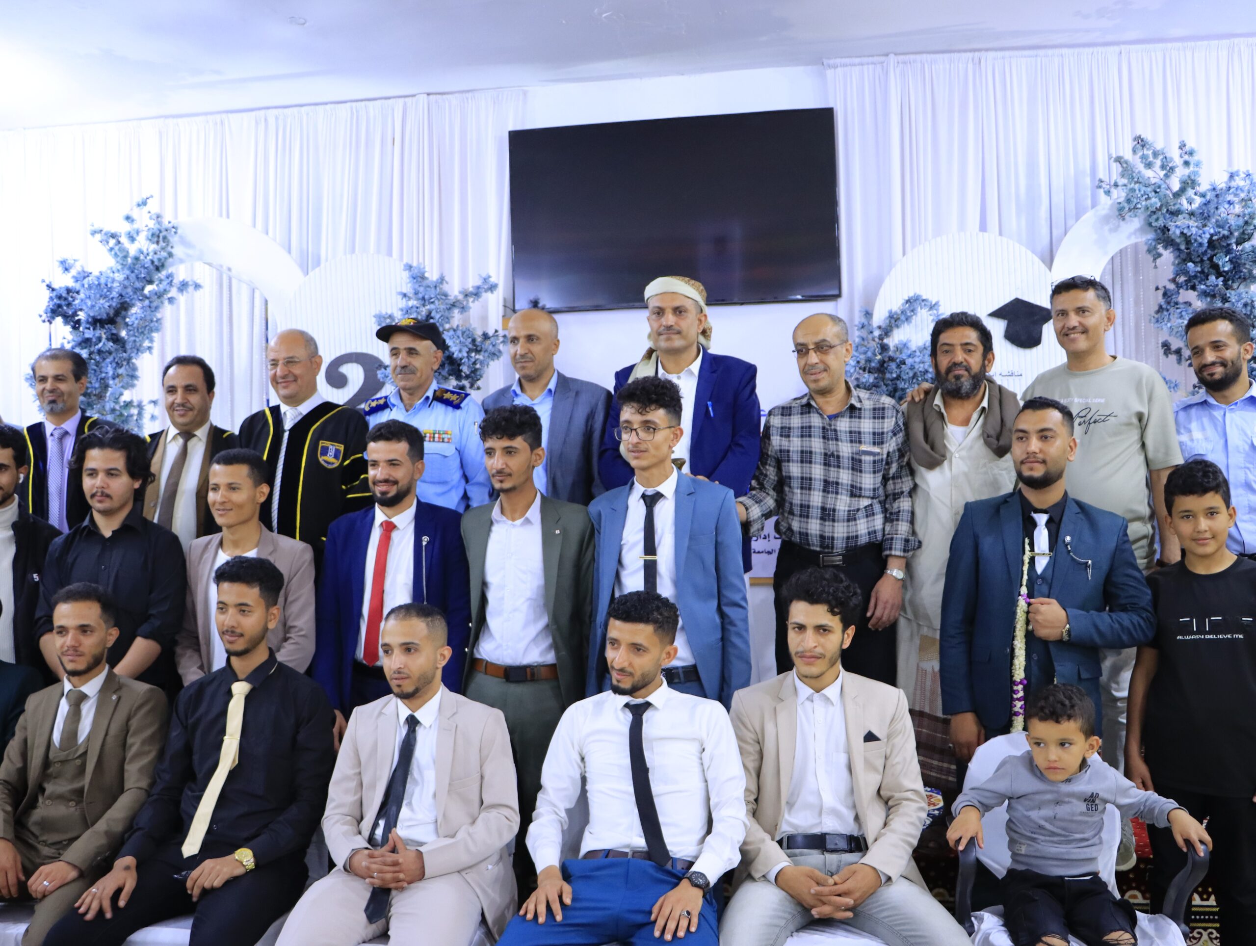 طلاب جامعة الناصر يعرضون مشاريع التخرج