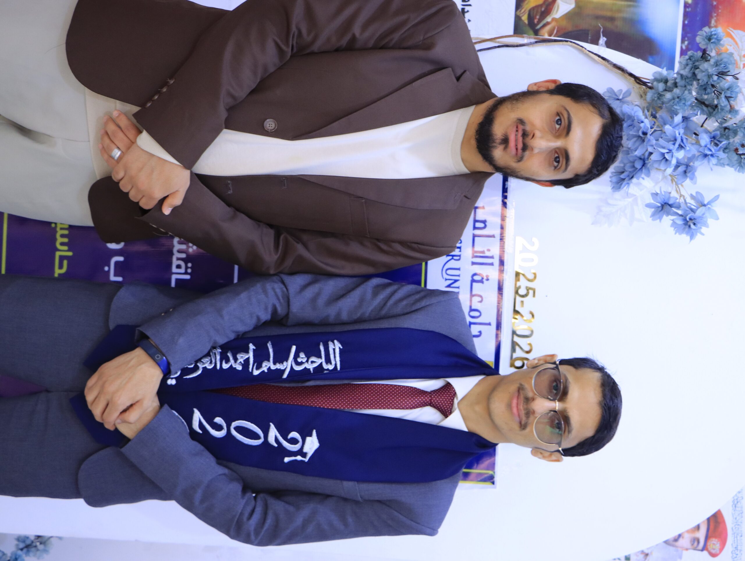 طلاب كلية العلوم الإدارية أثناء مناقشة مشاريع التخرج جامعة الناصر