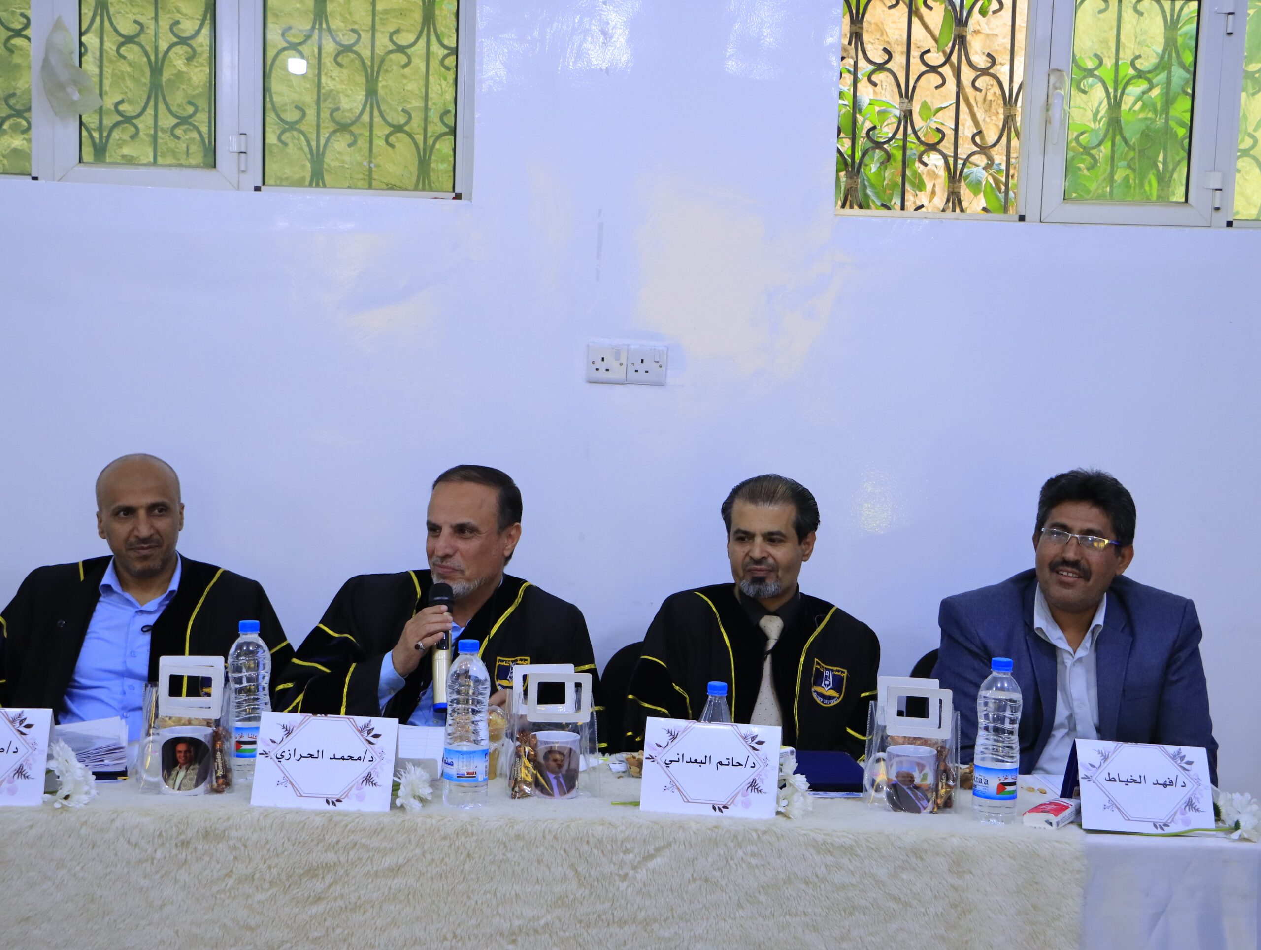 لجنة مناقشة مشاريع التخرج كلية العلوم الإدارية جامعة الناصر