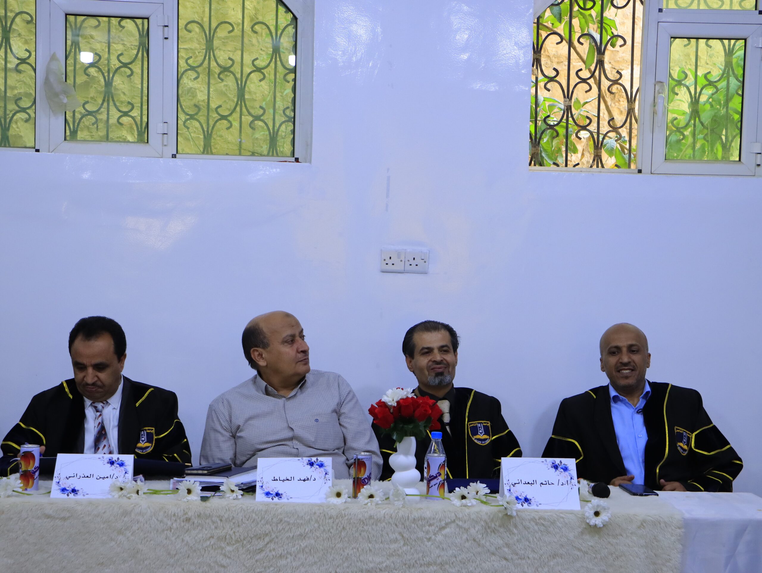 لجنة مناقشة مشاريع التخرج كلية العلوم الإدارية جامعة الناصر