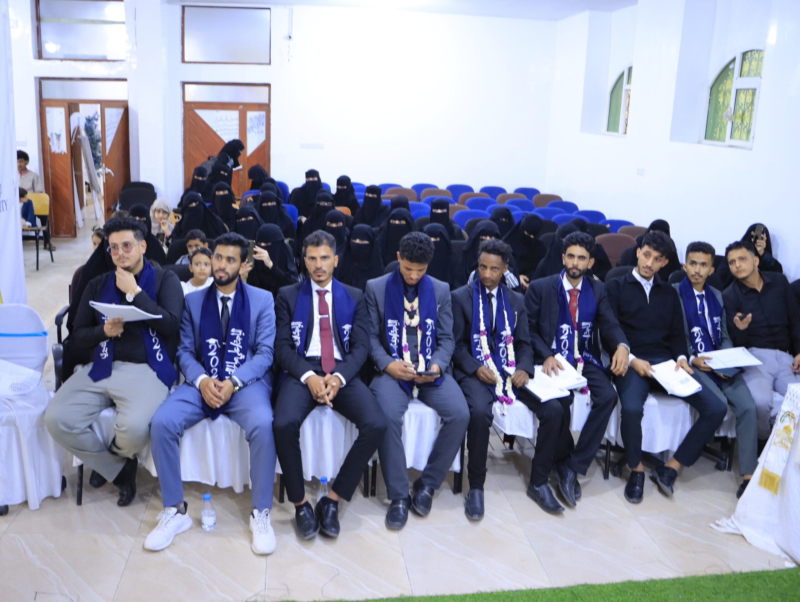 طلاب كلية العلوم الإدارية أثناء مناقشة مشاريع التخرج جامعة الناصر