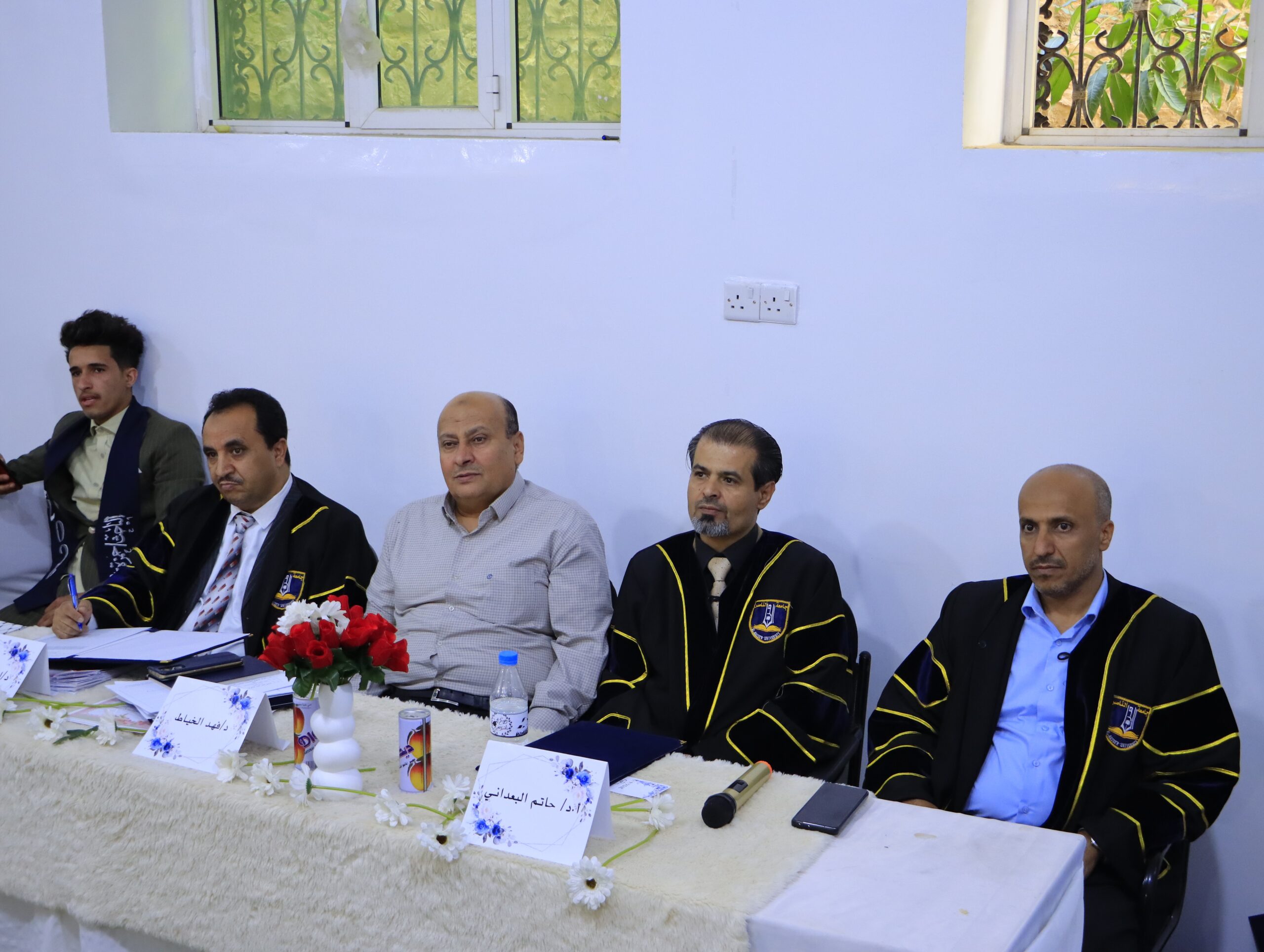 لجنة مناقشة مشاريع التخرج كلية العلوم الإدارية جامعة الناصر