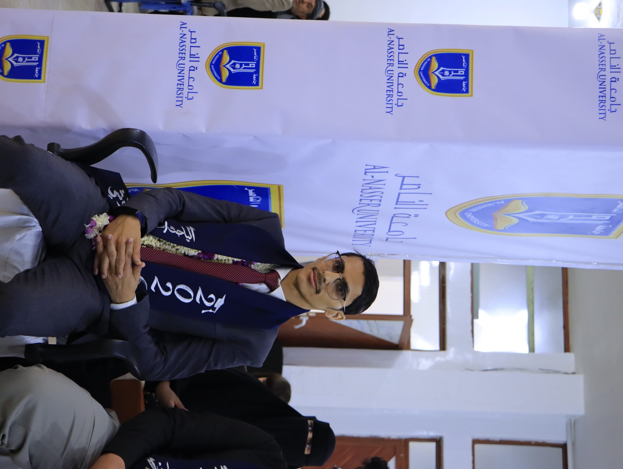 طلاب كلية العلوم الإدارية أثناء مناقشة مشاريع التخرج جامعة الناصر