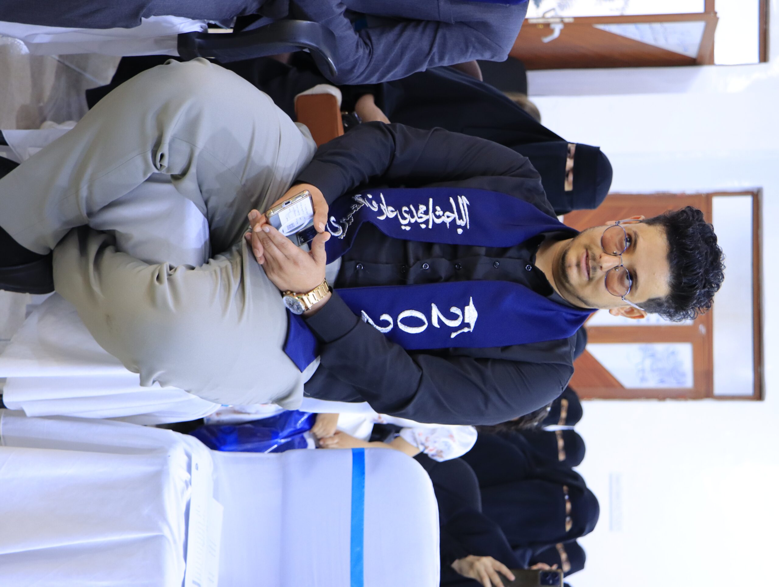 طلاب كلية العلوم الإدارية أثناء مناقشة مشاريع التخرج جامعة الناصر