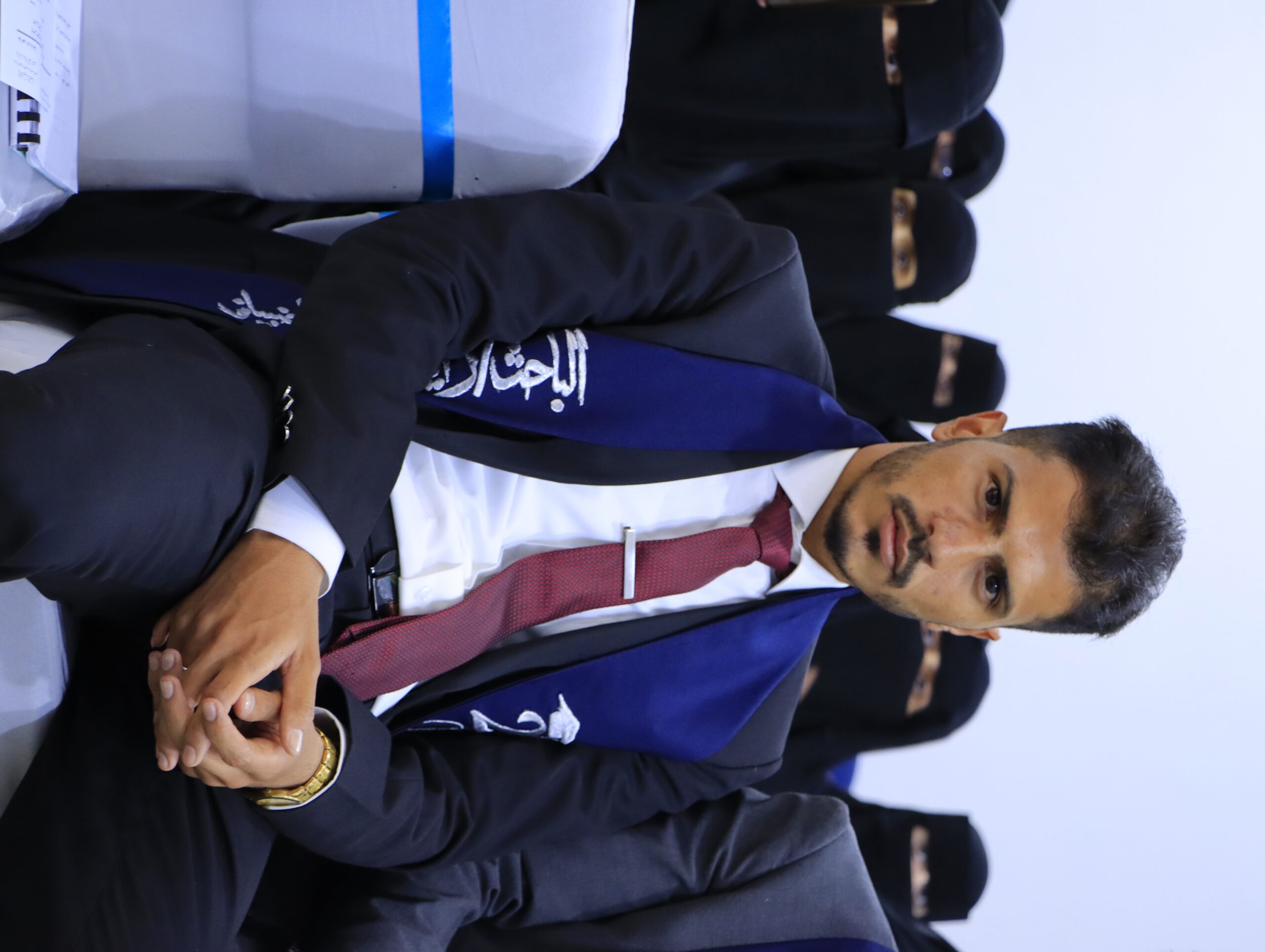 طلاب كلية العلوم الإدارية أثناء مناقشة مشاريع التخرج جامعة الناصر