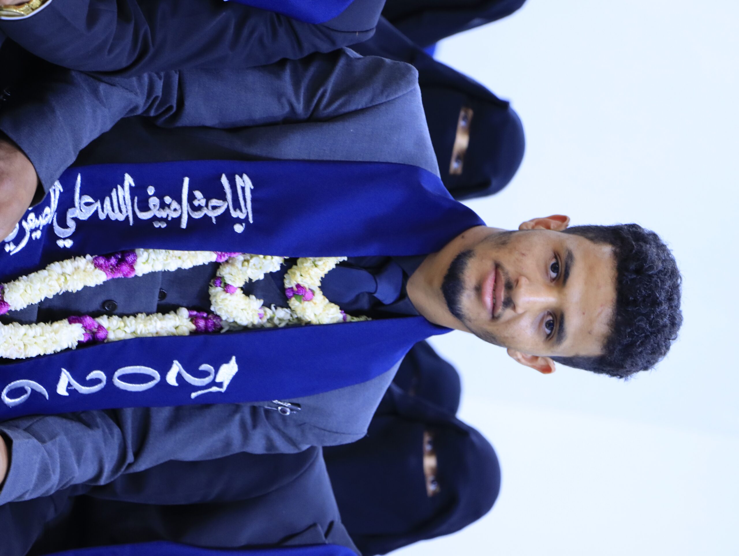 طلاب كلية العلوم الإدارية أثناء مناقشة مشاريع التخرج جامعة الناصر