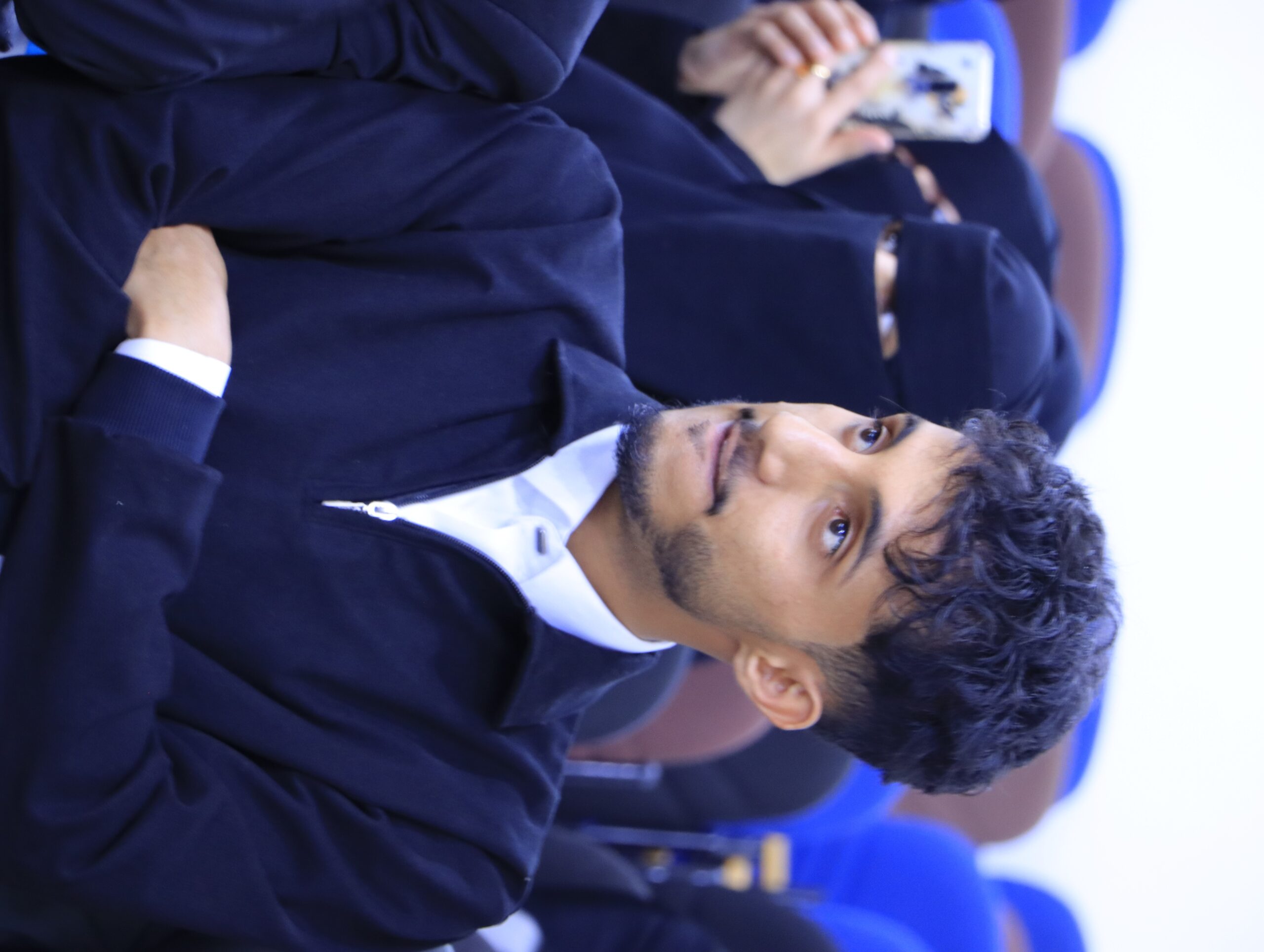 طلاب كلية العلوم الإدارية أثناء مناقشة مشاريع التخرج جامعة الناصر