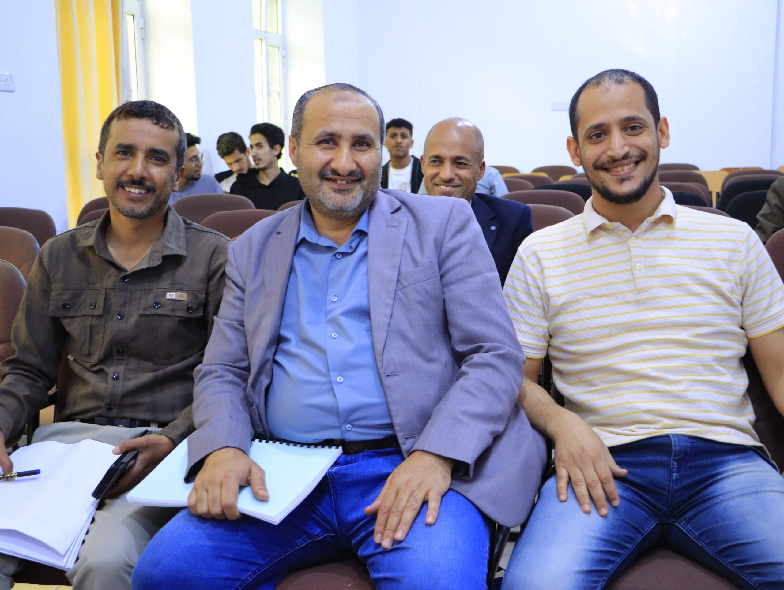 مناقشة مشاريع تخرج تقنية المعلومات في جامعة الناصر