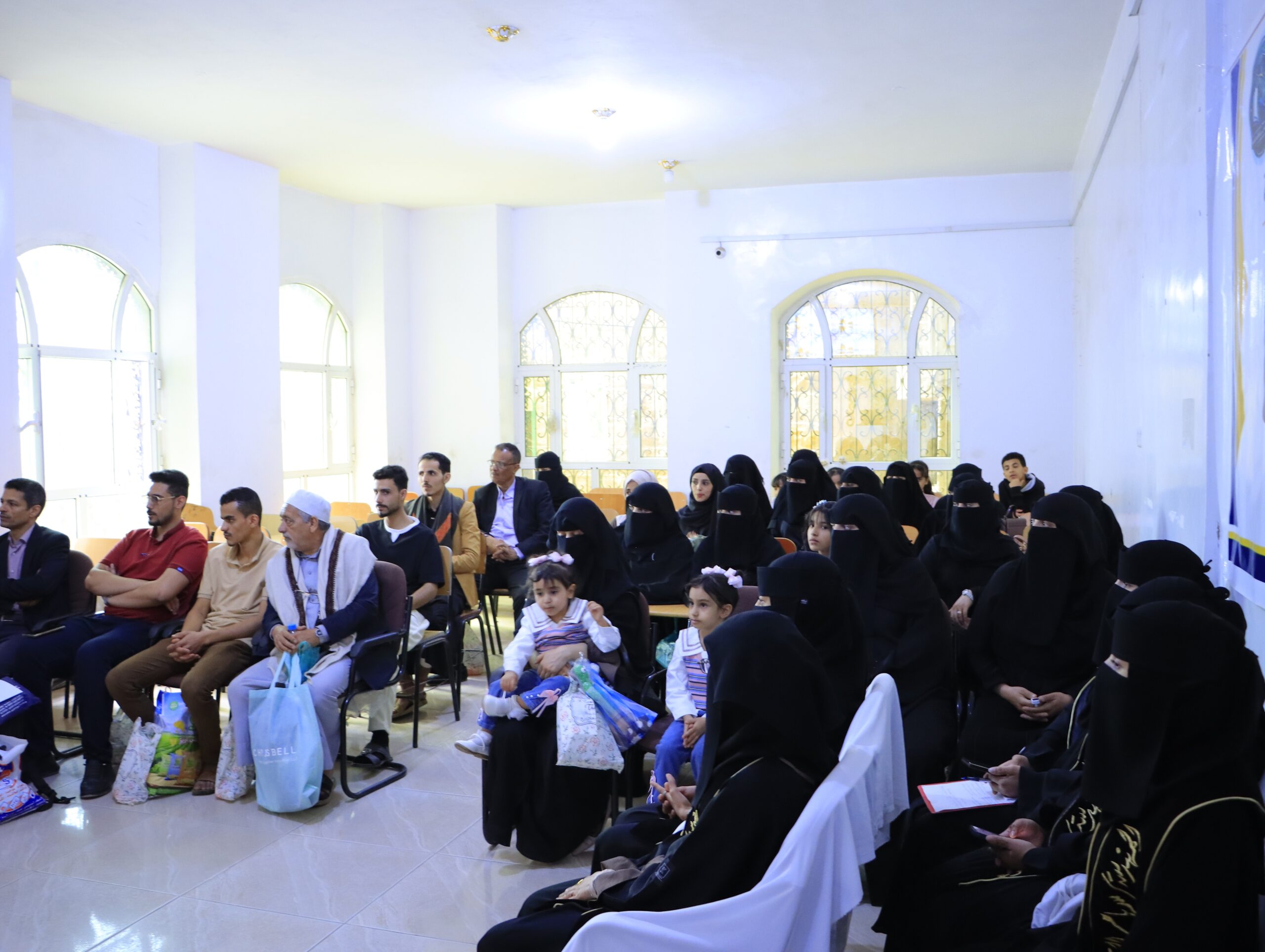 مناقشة أبحاث التخرج في جامعة الناصر لطلبة كلية العلوم الإدارية والمالية.