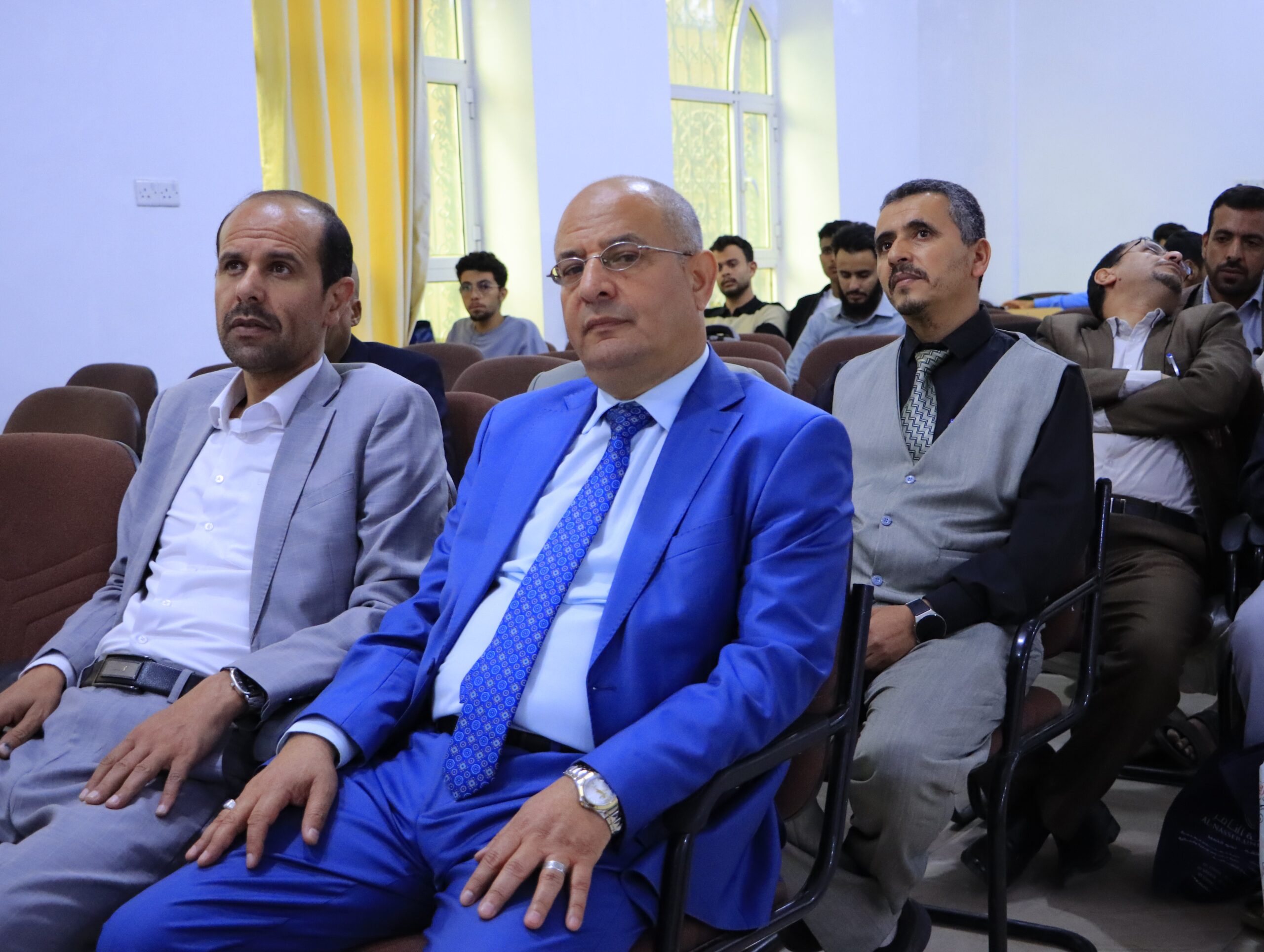 مناقشة مشاريع تخرج تقنية المعلومات في جامعة الناصر