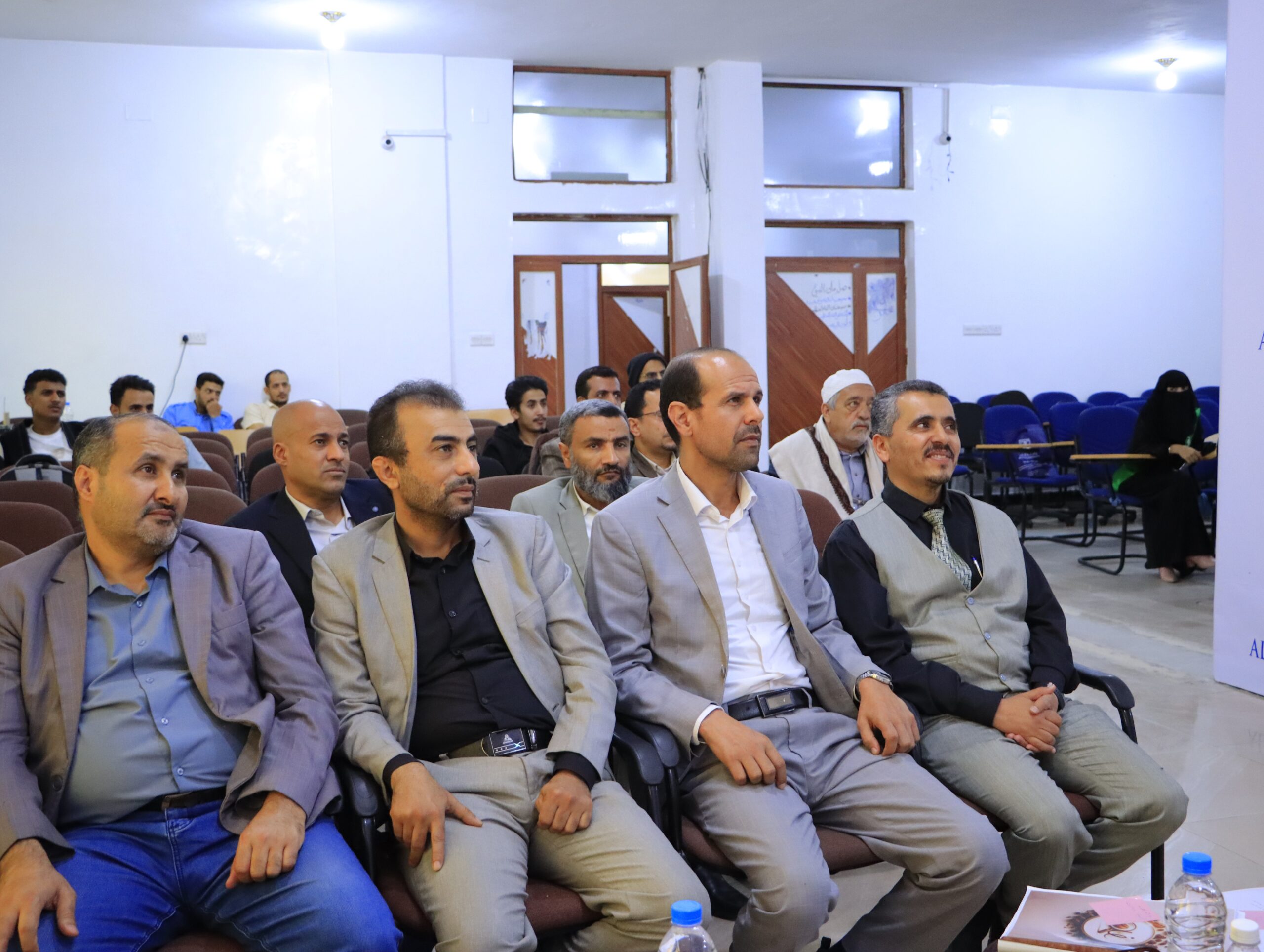 مناقشة مشاريع تخرج تقنية المعلومات في جامعة الناصر