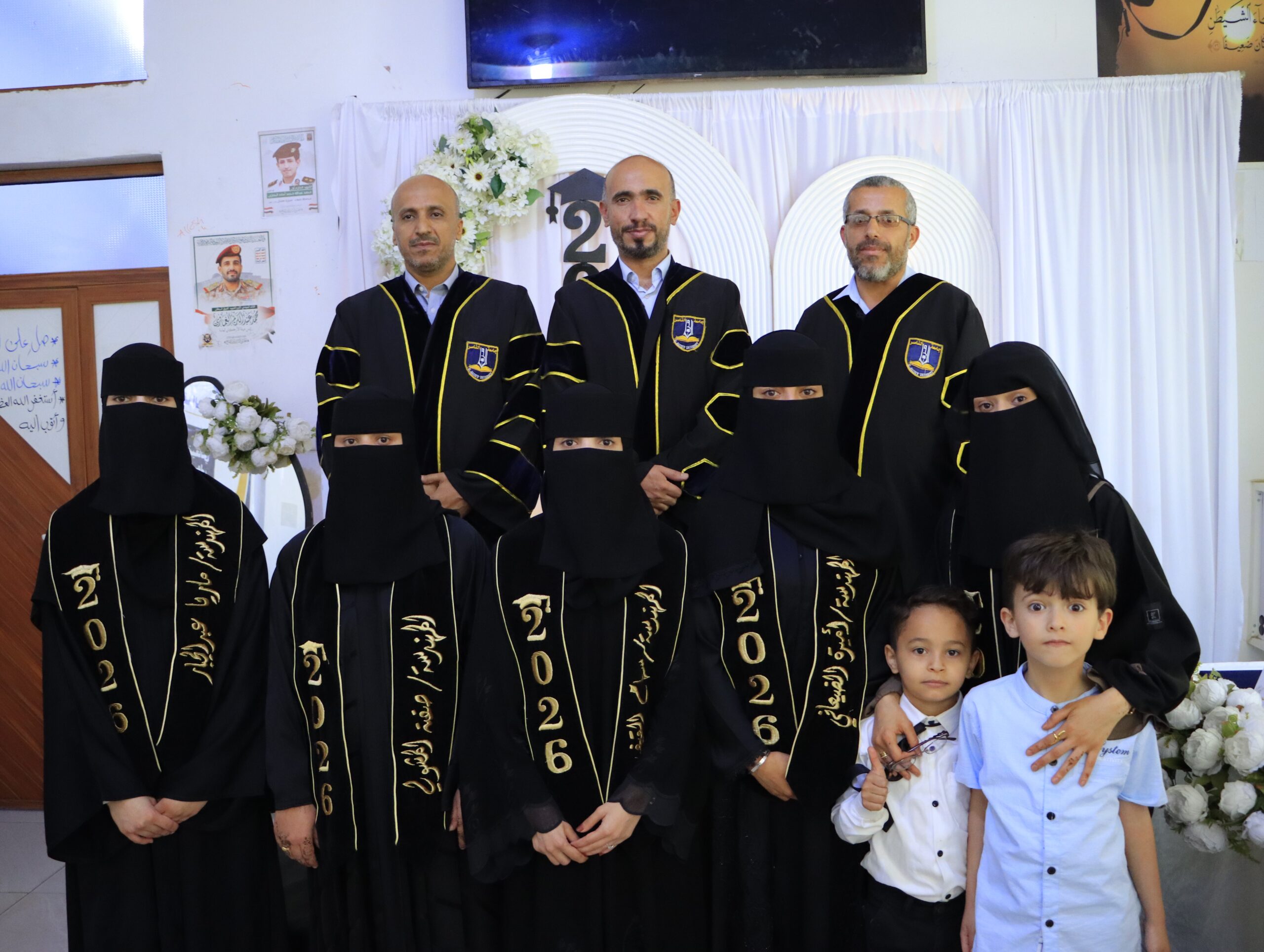 مناقشة أبحاث التخرج في جامعة الناصر لطلبة كلية العلوم الإدارية والمالية.