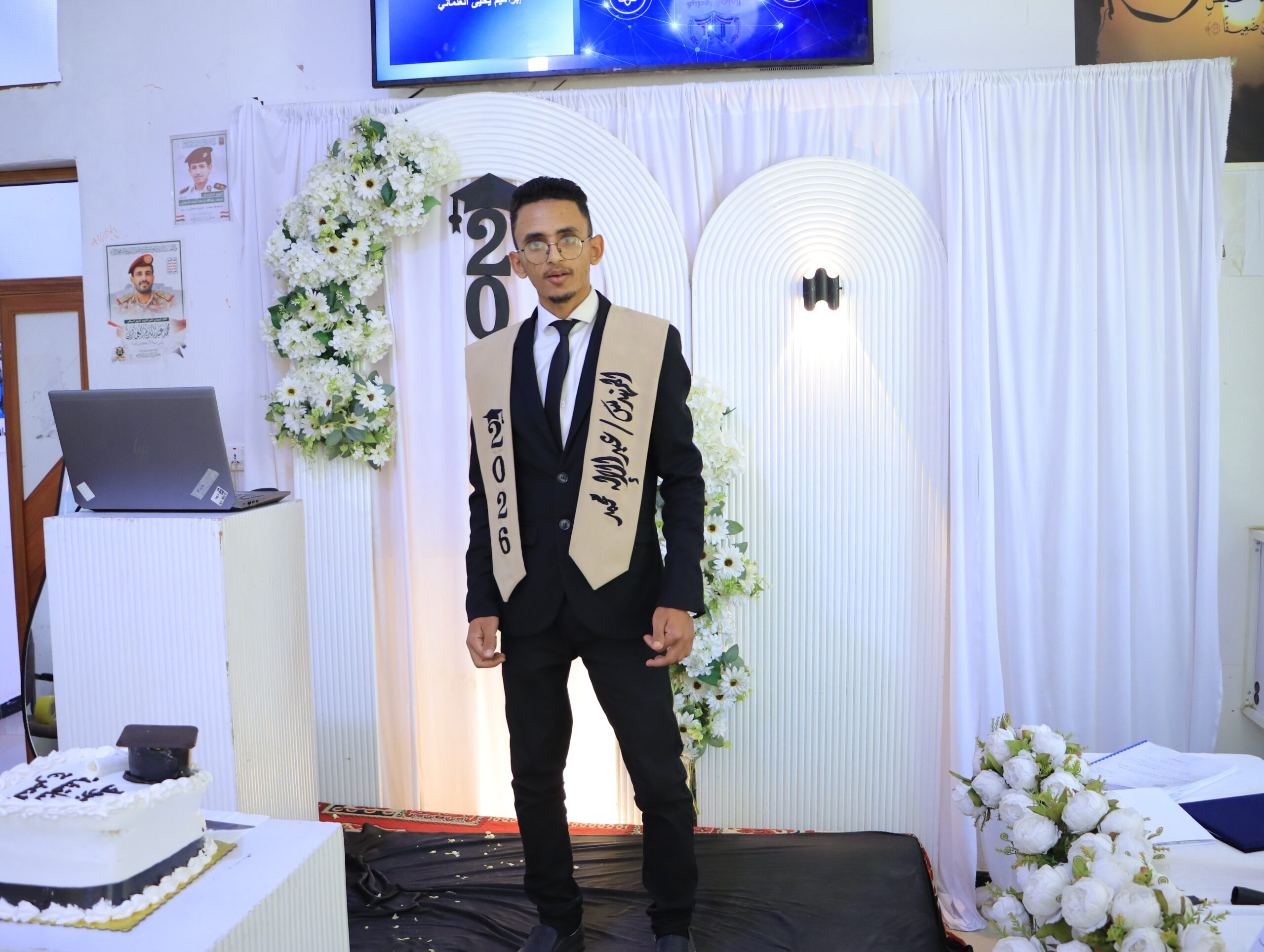 مناقشة أبحاث التخرج في جامعة الناصر لطلبة كلية العلوم الإدارية والمالية.