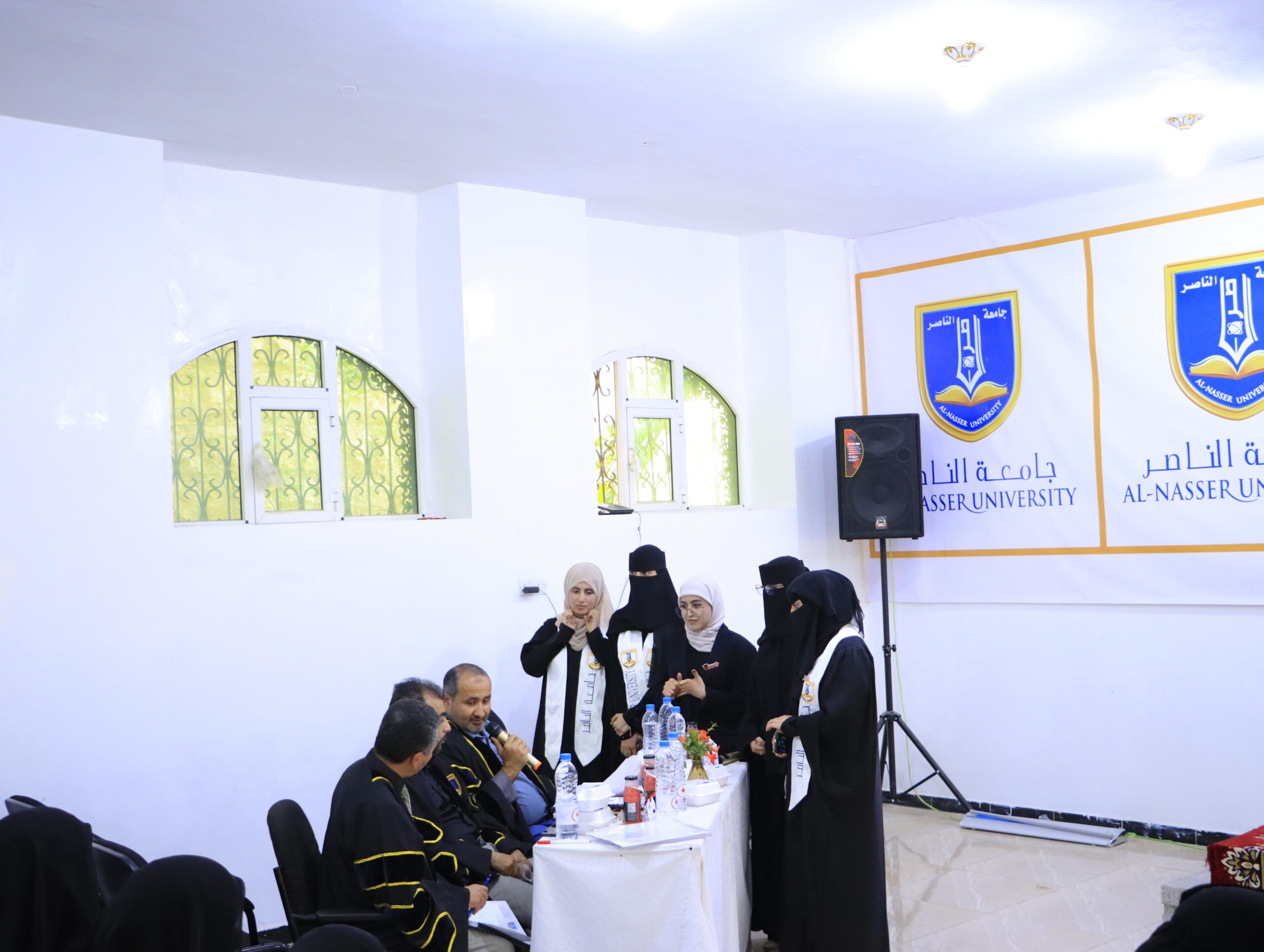 مناقشة مشاريع تخرج تقنية المعلومات في جامعة الناصر