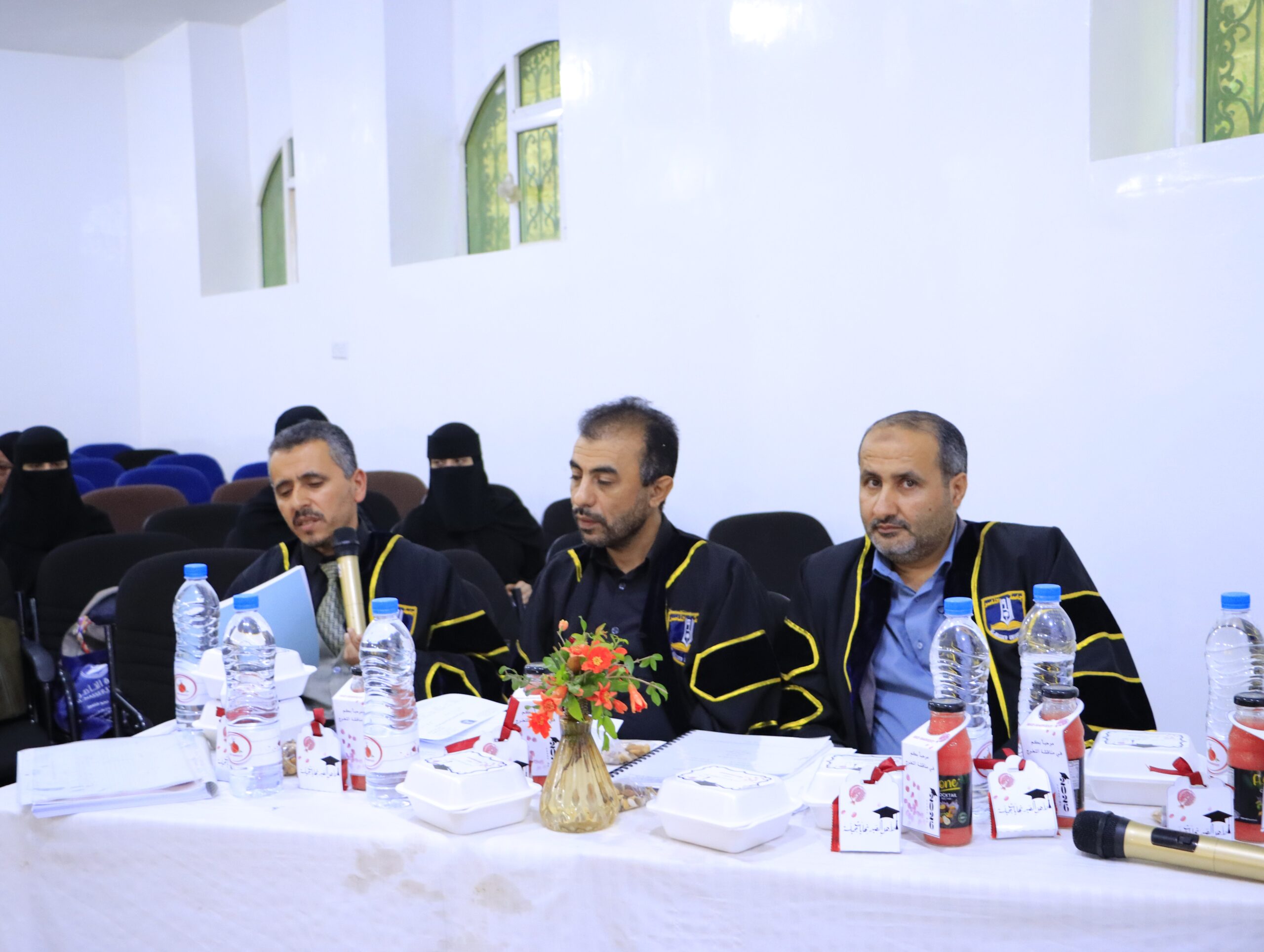 مناقشة مشاريع تخرج تقنية المعلومات في جامعة الناصر