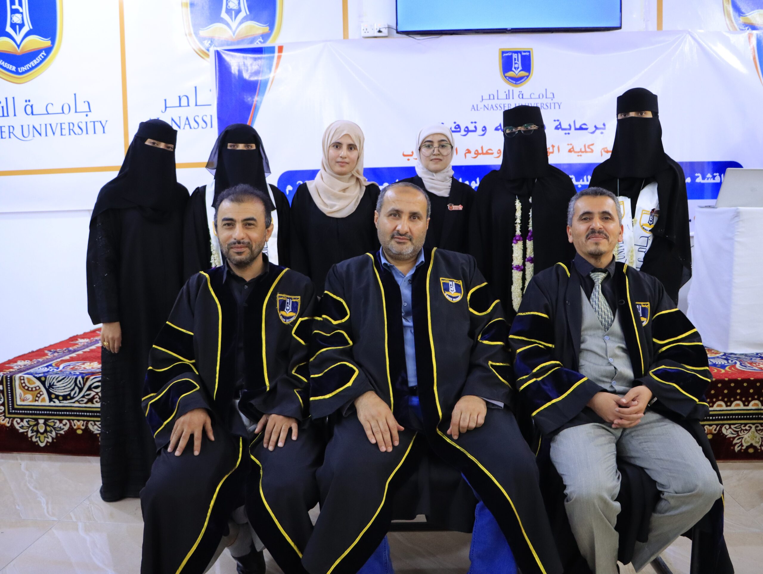 مناقشة مشاريع تخرج تقنية المعلومات في جامعة الناصر