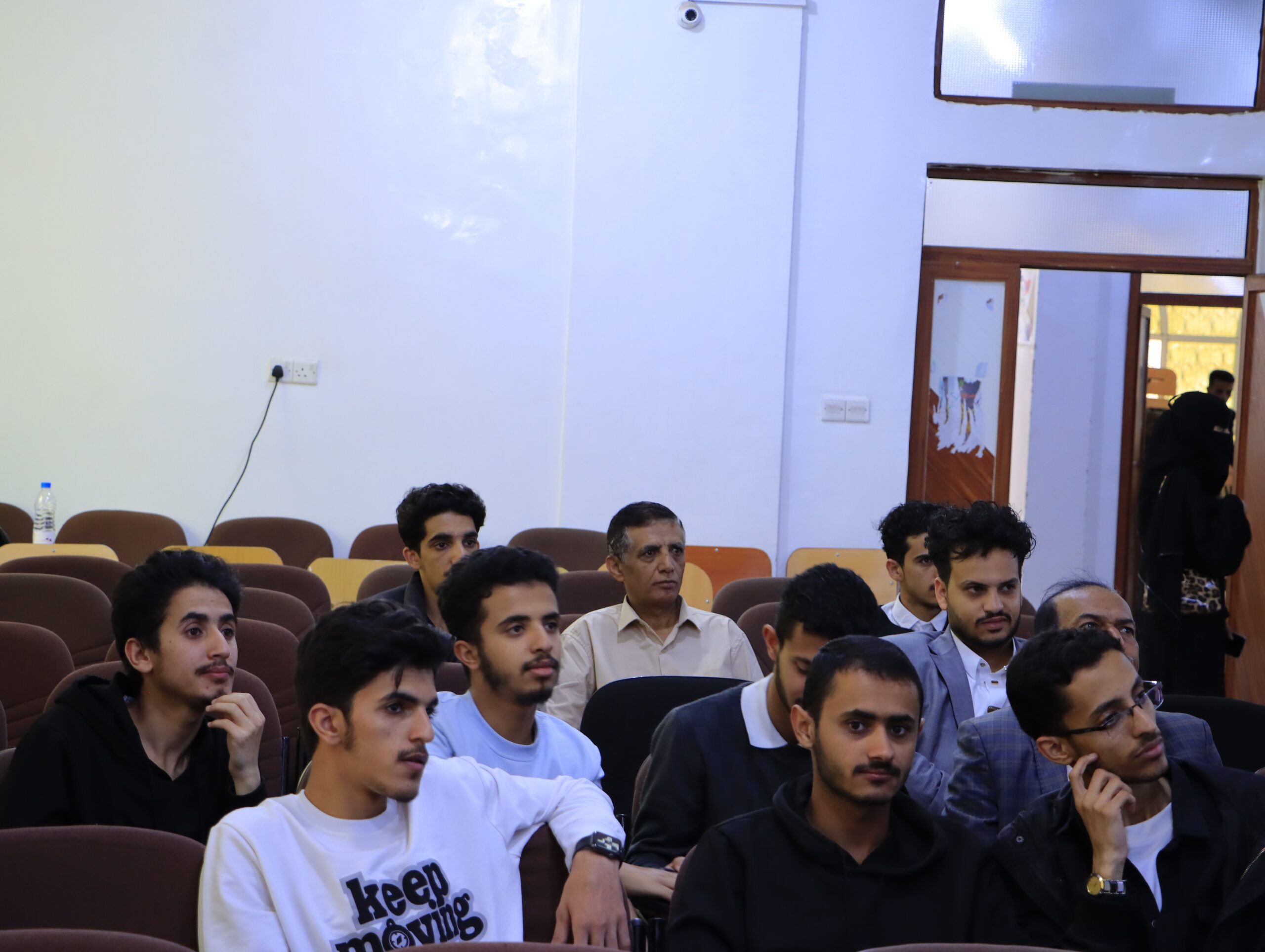 مناقشة مشاريع تخرج تقنية المعلومات في جامعة الناصر