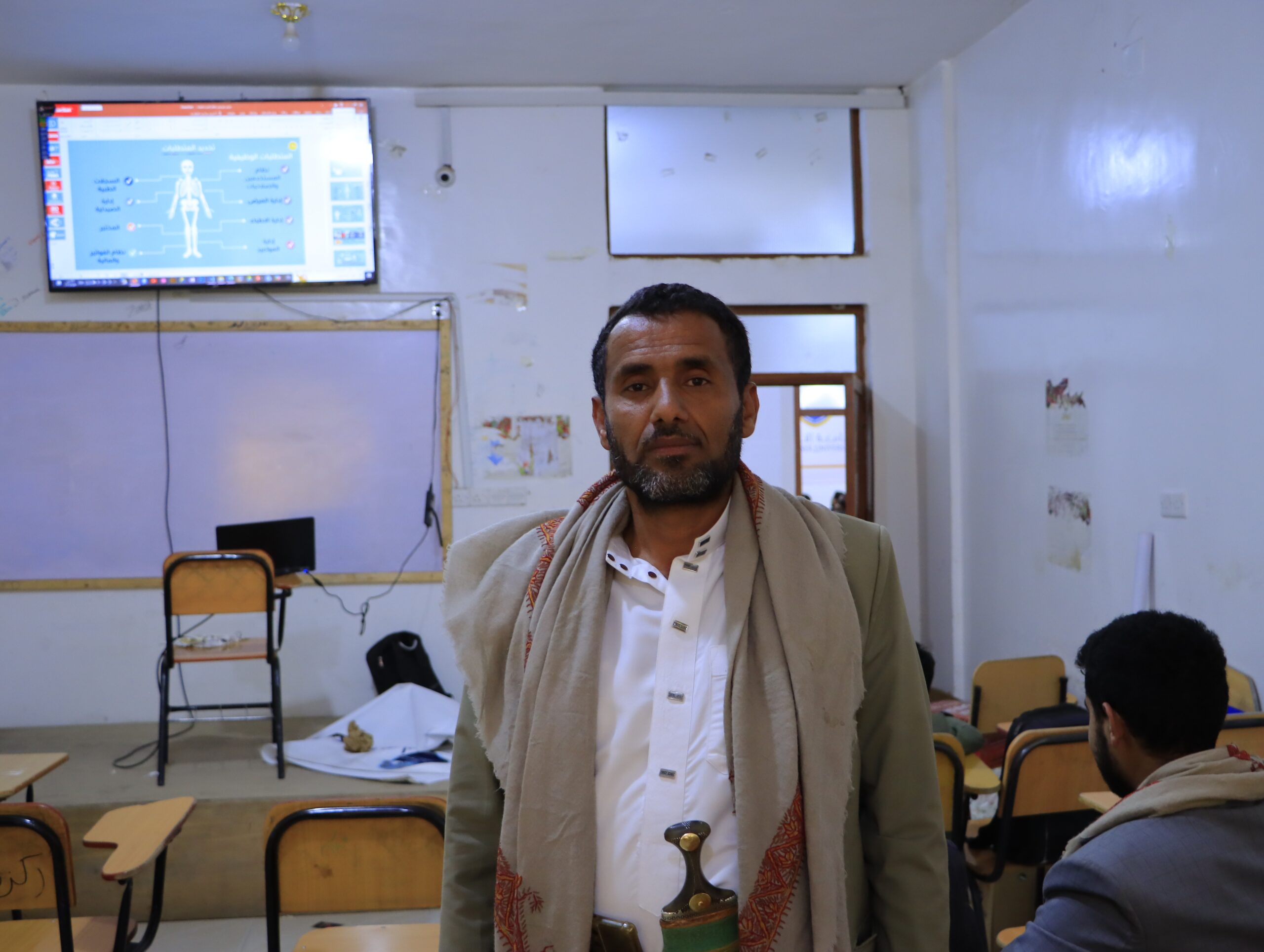 مناقشة أبحاث التخرج في جامعة الناصر لطلبة كلية العلوم الإدارية والمالية.