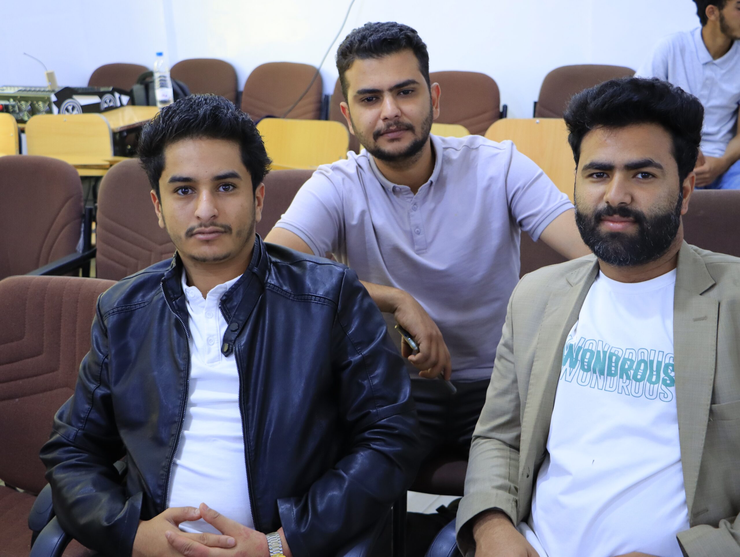 مناقشة مشاريع تخرج تقنية المعلومات في جامعة الناصر