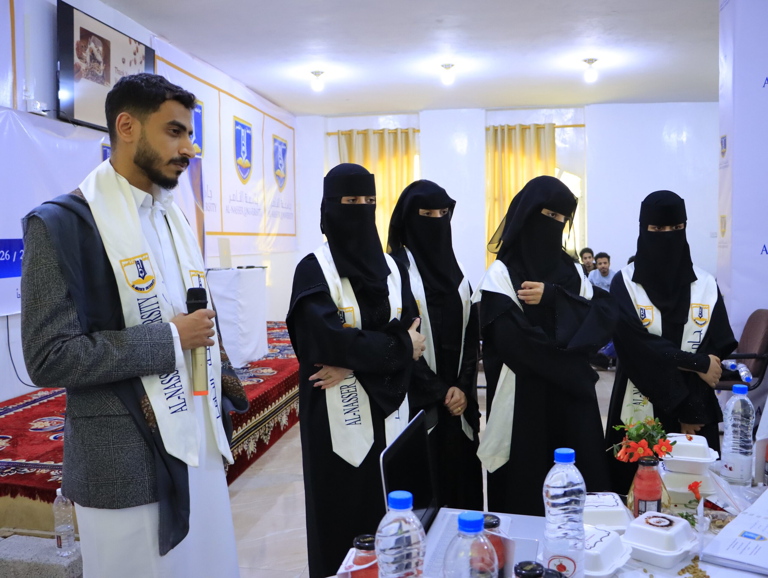 مناقشة مشاريع تخرج تقنية المعلومات في جامعة الناصر