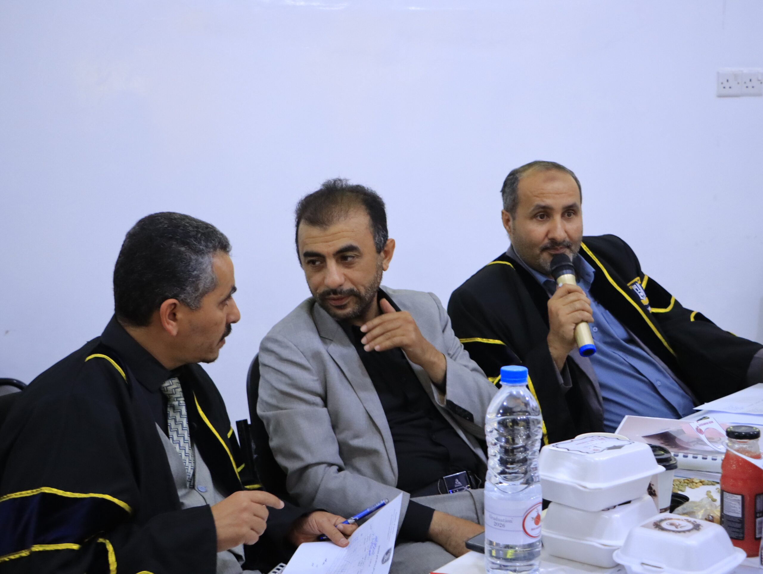 مناقشة مشاريع تخرج تقنية المعلومات في جامعة الناصر