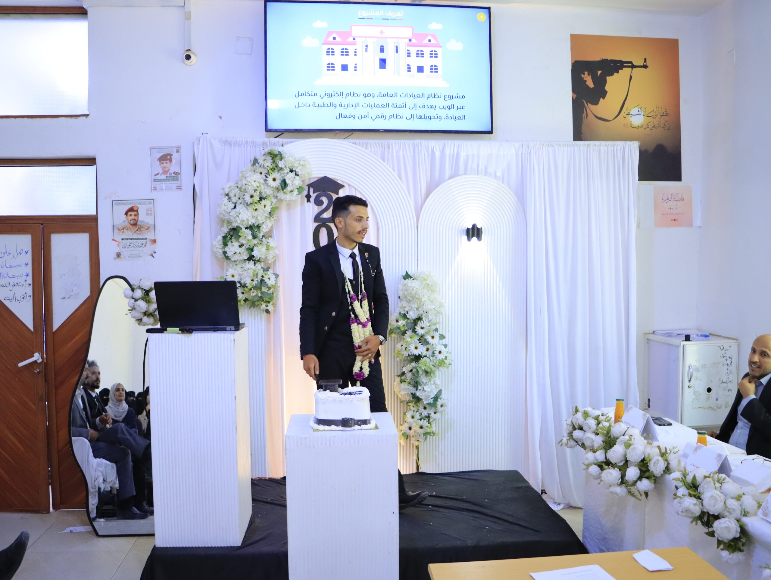 مناقشة أبحاث التخرج في جامعة الناصر لطلبة كلية العلوم الإدارية والمالية.