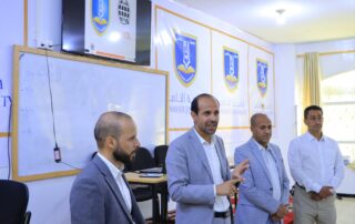 رئيس جامعة الناصر خلال تدشين دورة TESOL