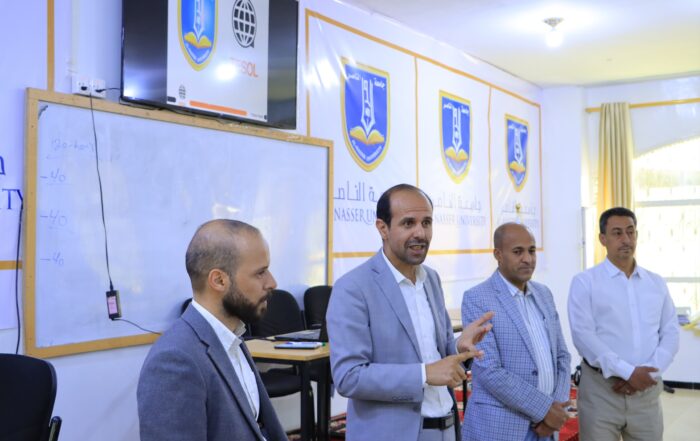 رئيس جامعة الناصر خلال تدشين دورة TESOL