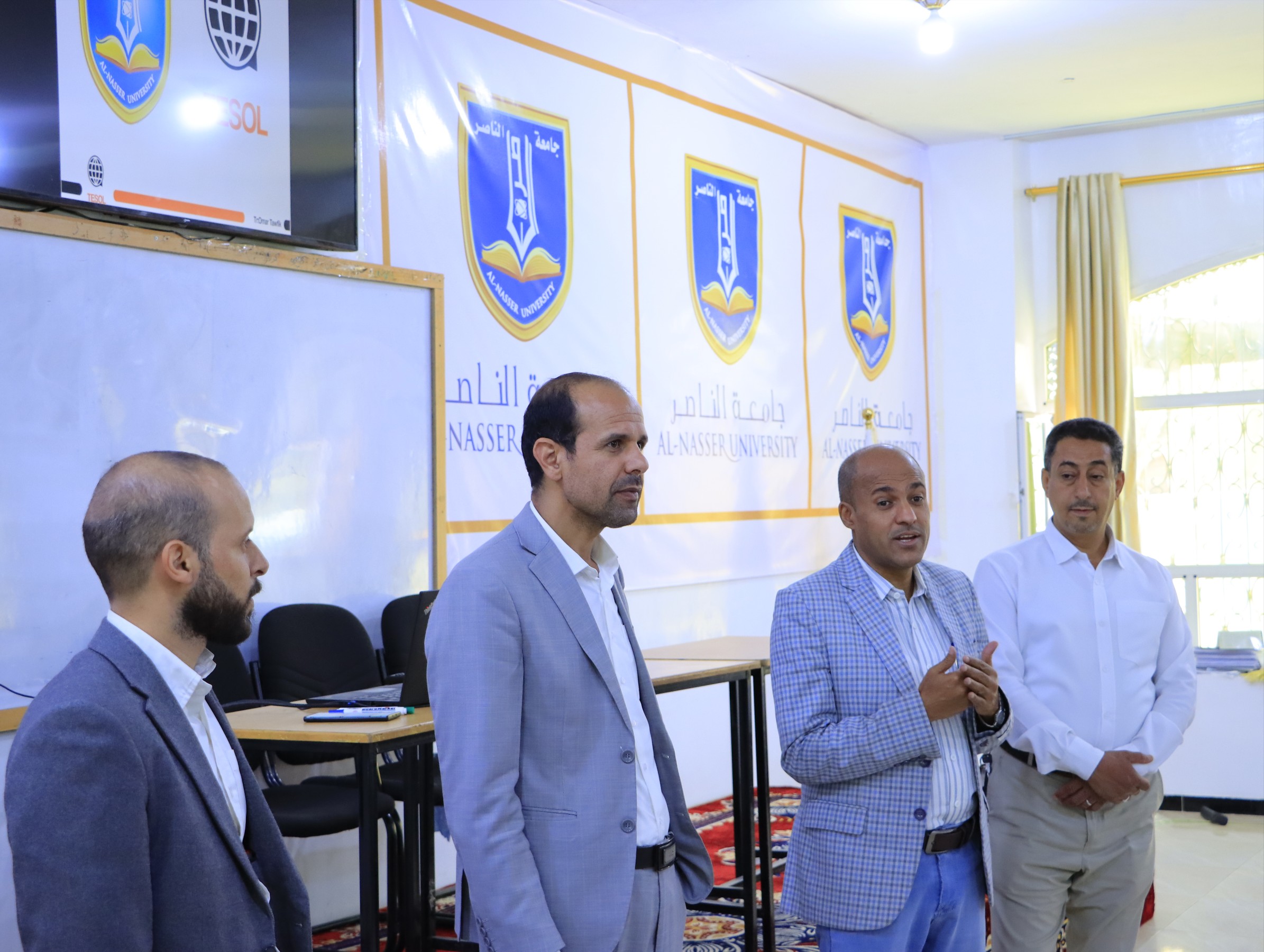 رئيس جامعة الناصر خلال تدشين دورة TESOL