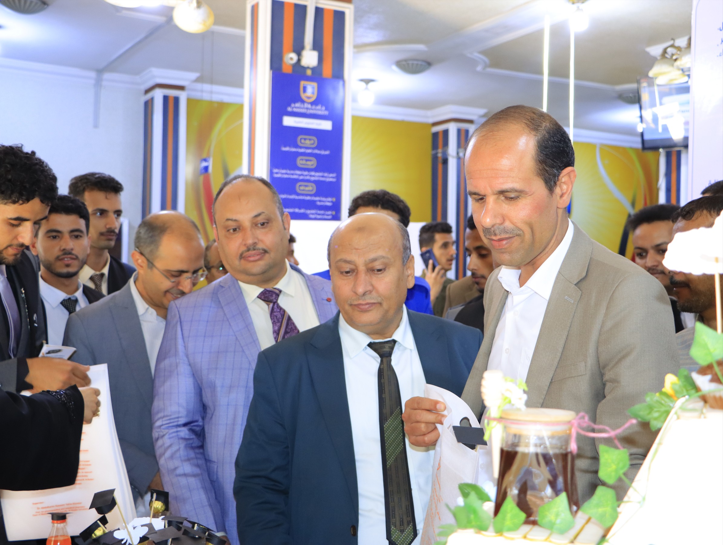 مشاريع طلاب الصيدلة والمختبرات والتمريض والتغذية العلاجية في جامعة الناصر