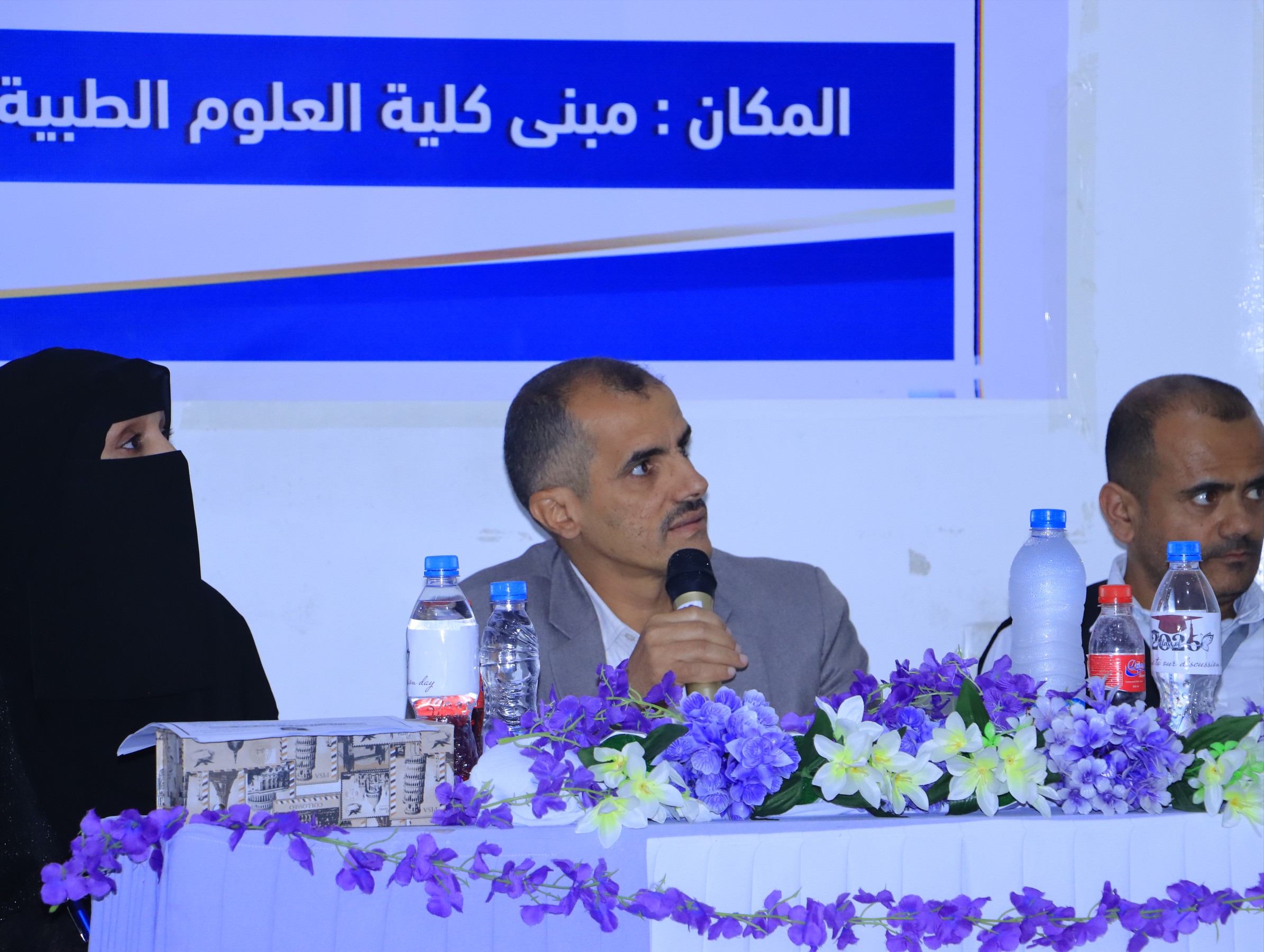 جانب من مناقشة أبحاث التخرج في المؤتمر العلمي الخامس عشر بكلية العلوم الطبية جامعة الناصر