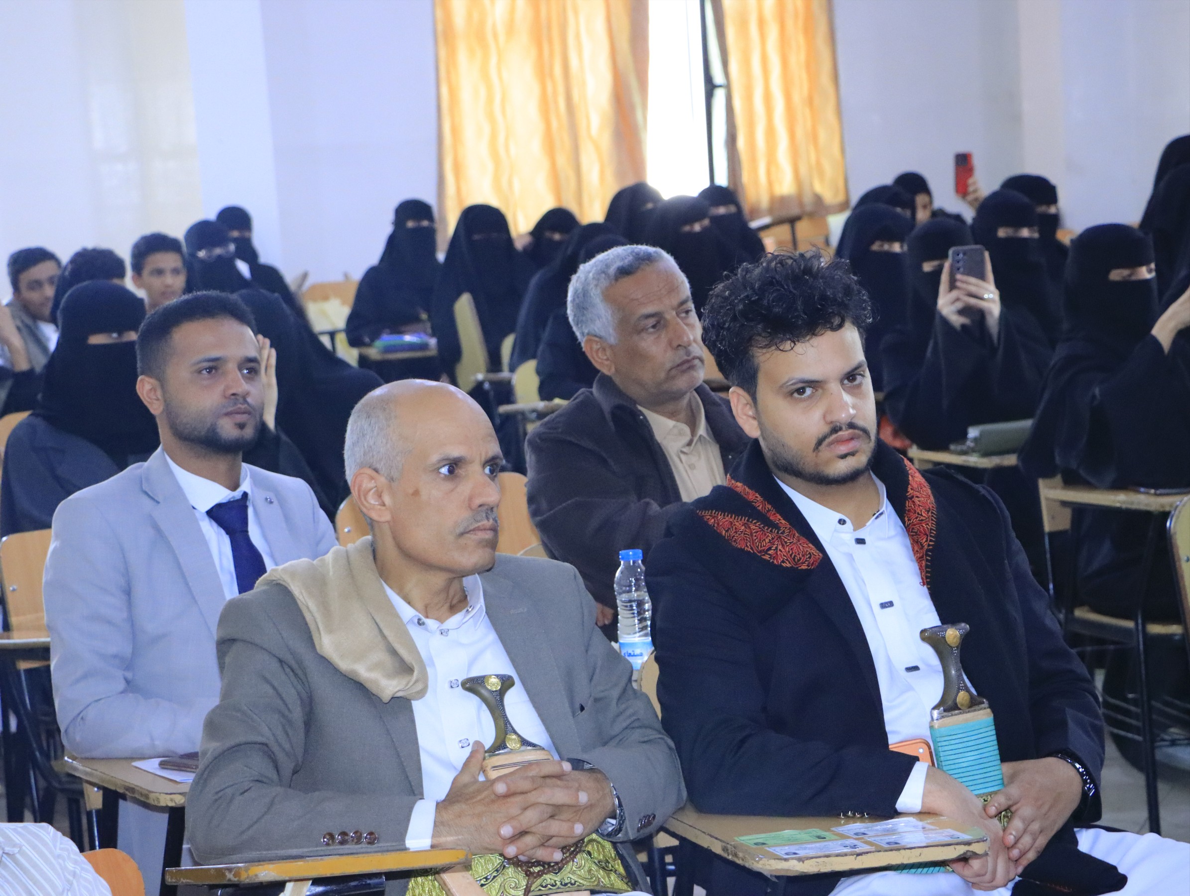 جانب من مناقشة أبحاث التخرج في المؤتمر العلمي الخامس عشر بكلية العلوم الطبية جامعة الناصر