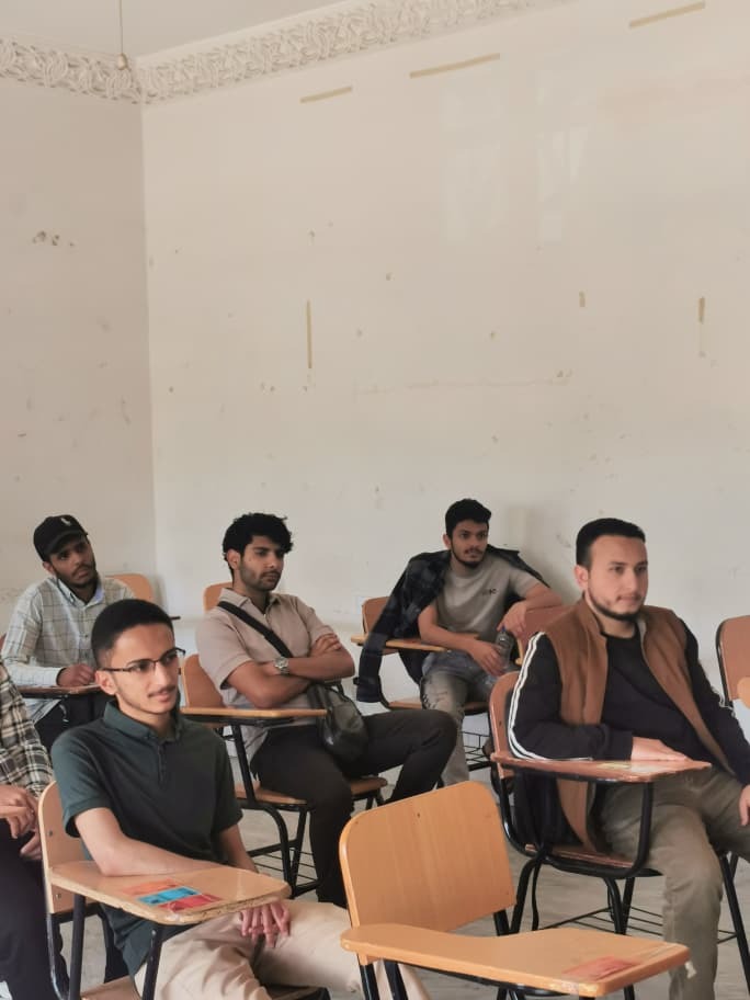 اجتماع نائب عميد كلية الهندسة وعلوم الحاسوب بجامعة الناصر أ.د. محمد الجودة مع الطلبة الخريجين لمناقشة مشاريع التخرج في تخصصات الأمن السيبراني وعلوم البيانات والذكاء الاصطناعي.