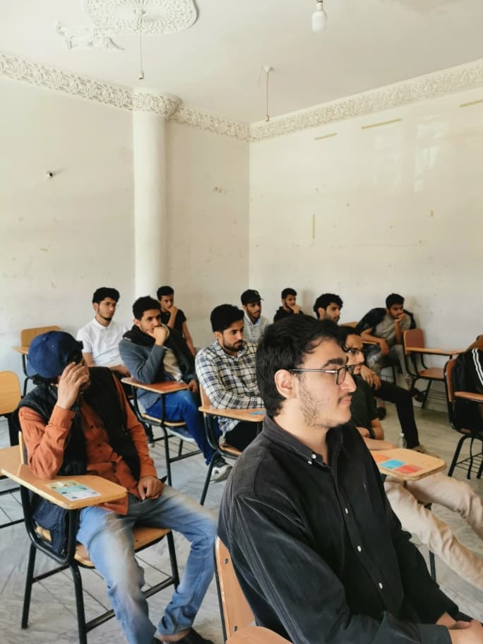 اجتماع نائب عميد كلية الهندسة وعلوم الحاسوب بجامعة الناصر أ.د. محمد الجودة مع الطلبة الخريجين لمناقشة مشاريع التخرج في تخصصات الأمن السيبراني وعلوم البيانات والذكاء الاصطناعي.