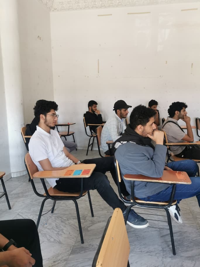 اجتماع نائب عميد كلية الهندسة وعلوم الحاسوب بجامعة الناصر أ.د. محمد الجودة مع الطلبة الخريجين لمناقشة مشاريع التخرج في تخصصات الأمن السيبراني وعلوم البيانات والذكاء الاصطناعي.