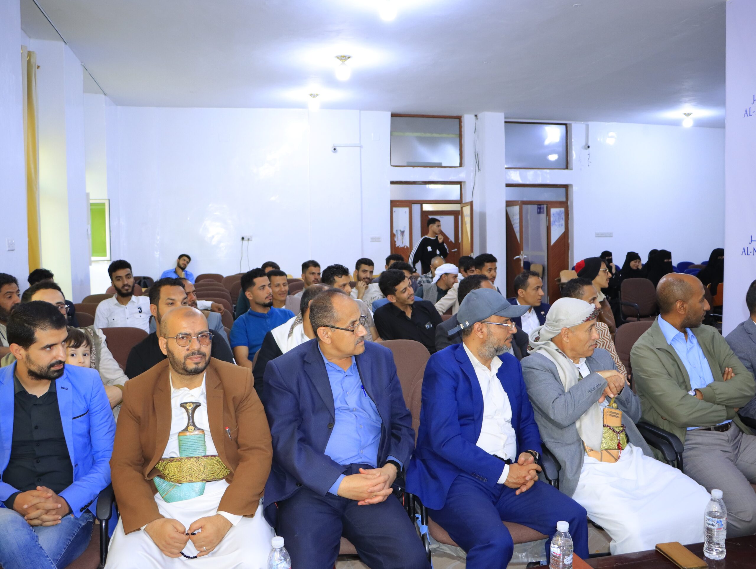 طلاب جامعة الناصر يعرضون مشاريع التخرج