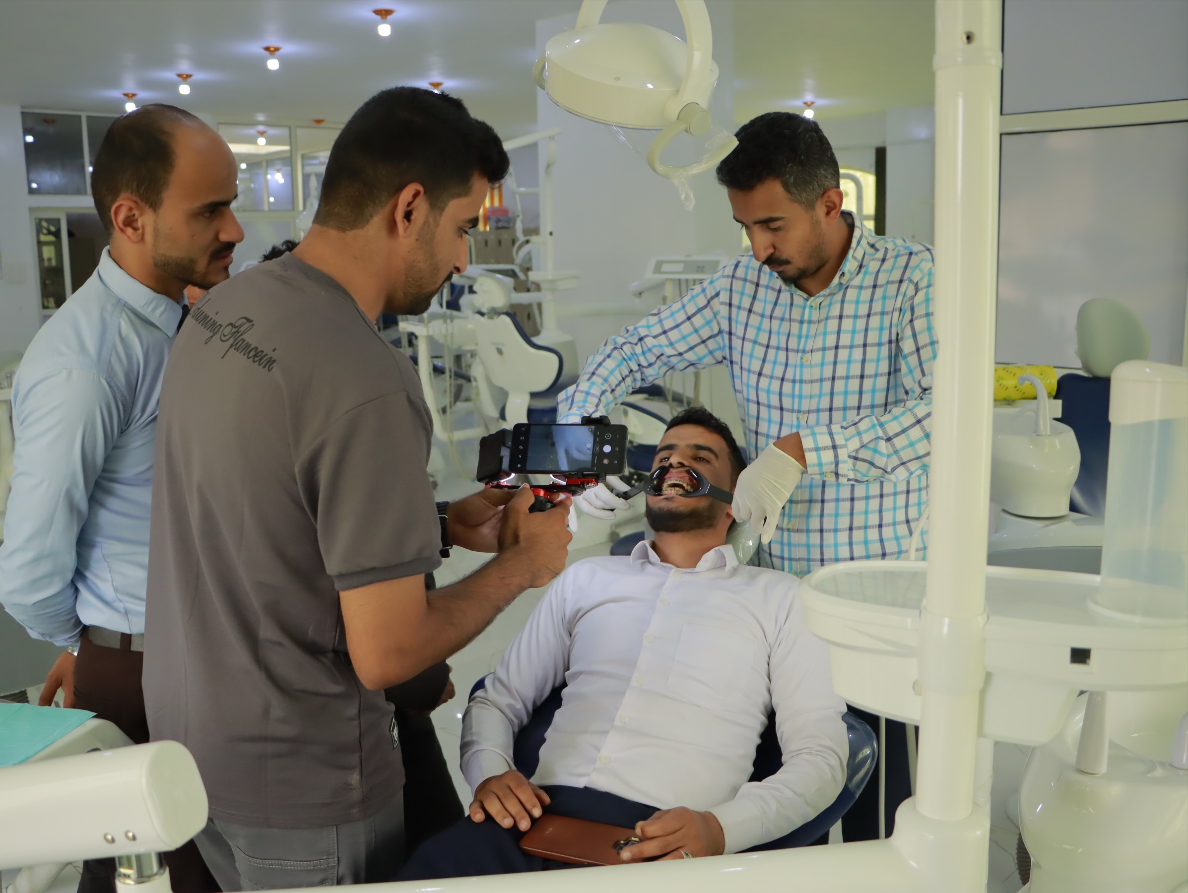 رئيس جامعة الناصر يطّلع على سير دورة التصوير السني لطلاب طب الأسنان