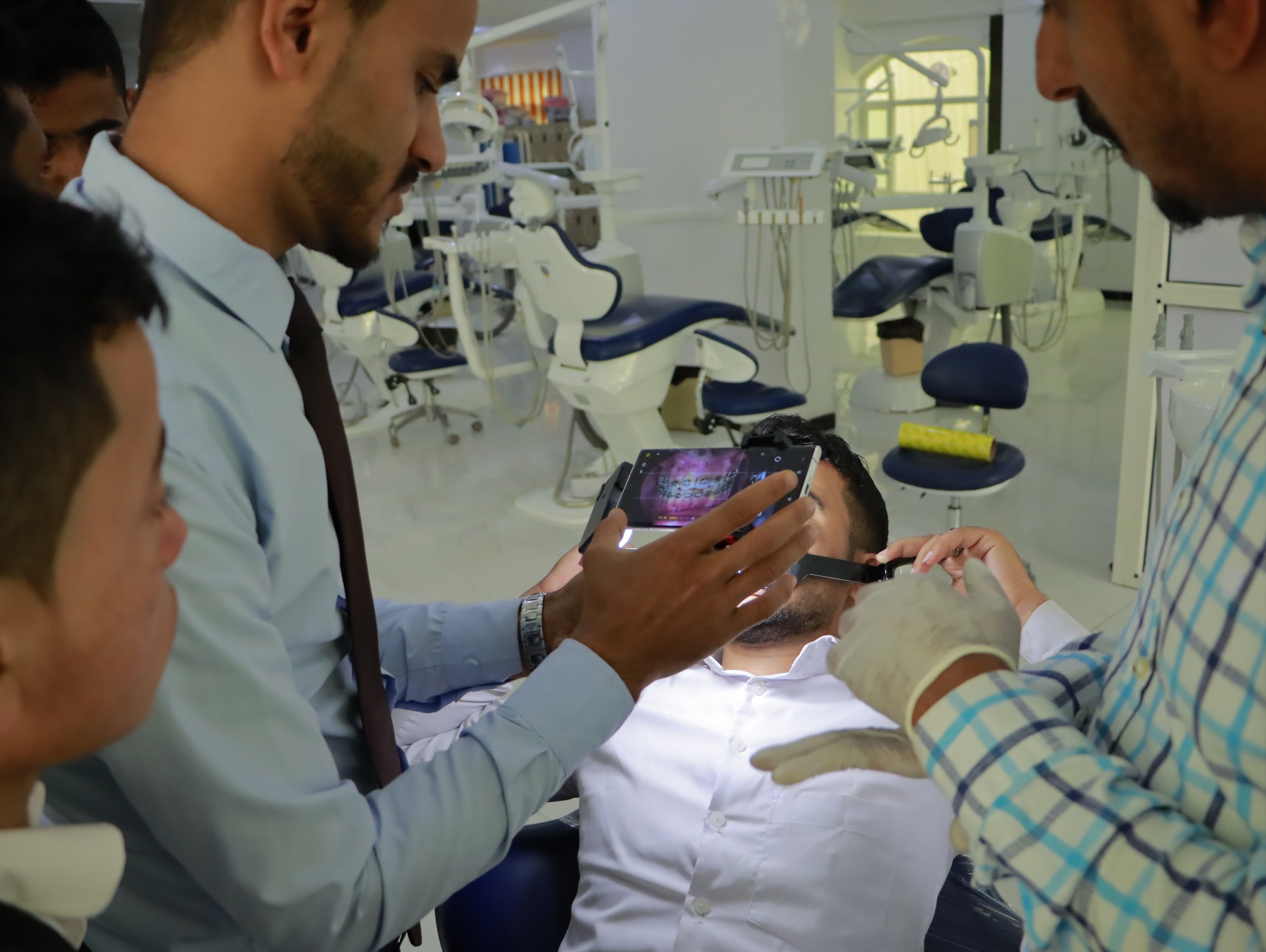 رئيس جامعة الناصر يطّلع على سير دورة التصوير السني لطلاب طب الأسنان