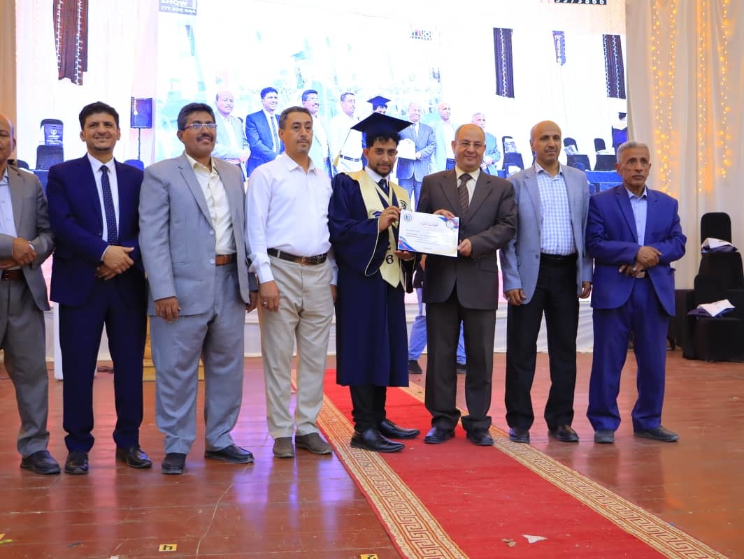 تكريم خريجي كلية العلوم الإدارية والمالية بجامعة الناصر بحضور رئيس الجامعة وعميد الكلية.