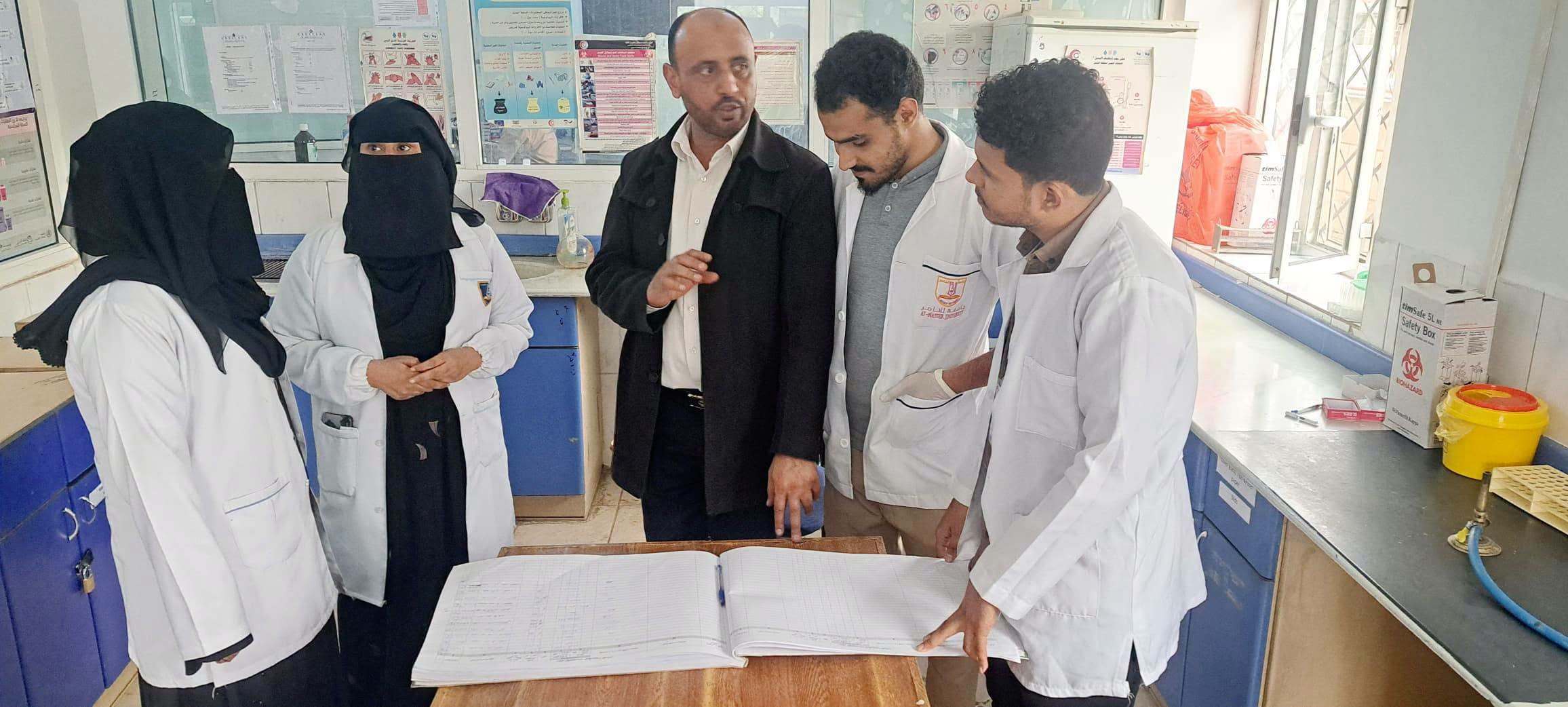طلاب قسم المختبرات الطبية بجامعة الناصر يجرون فحوصات عملية داخل مختبرات المستشفى الجمهوري.