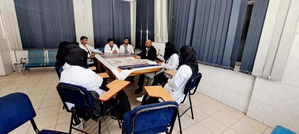 طلاب قسم المختبرات الطبية بجامعة الناصر يجرون فحوصات عملية داخل مختبرات المستشفى الجمهوري.